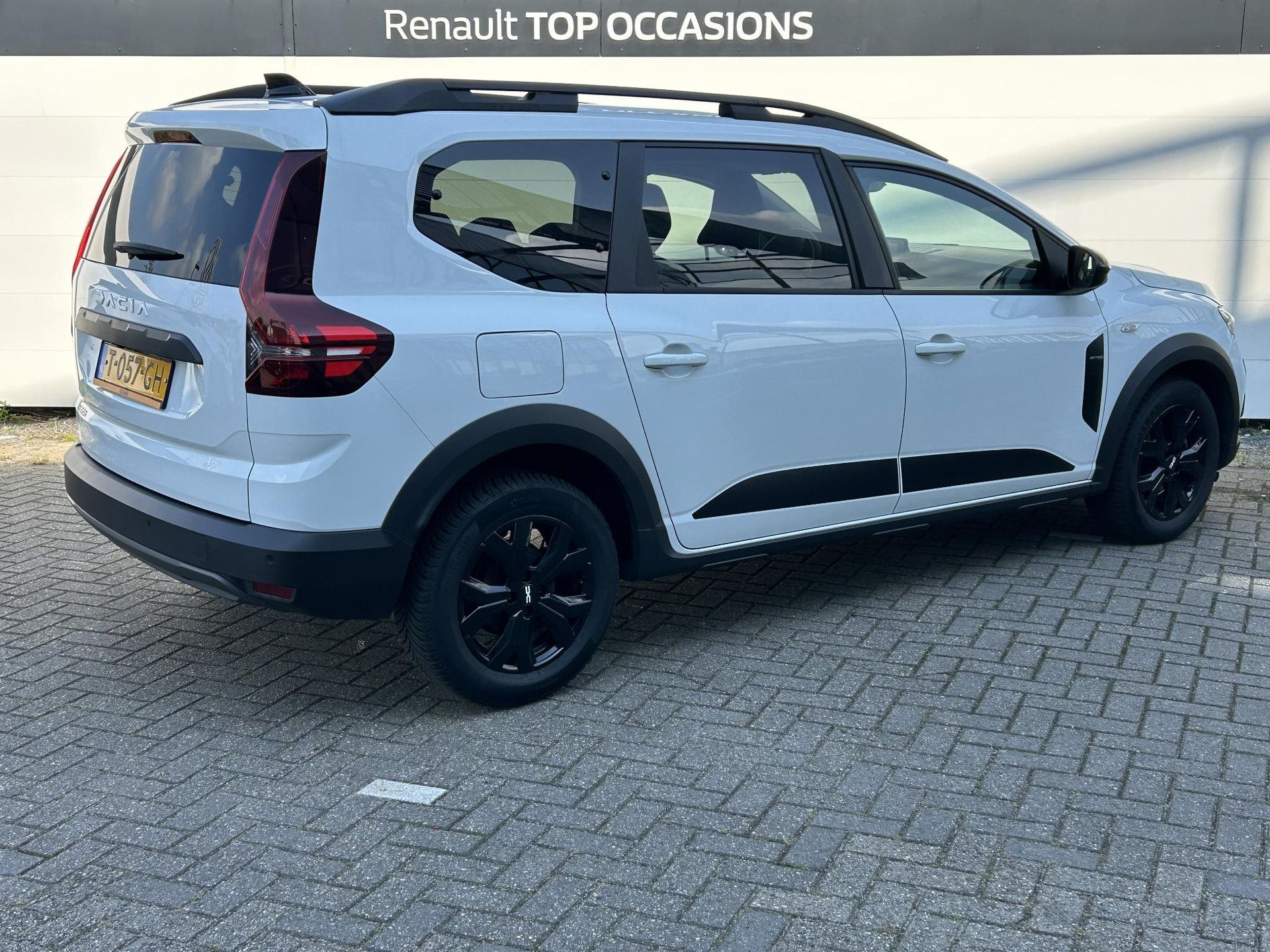 Dacia Jogger met kenteken T-057-GH – achteraanzicht