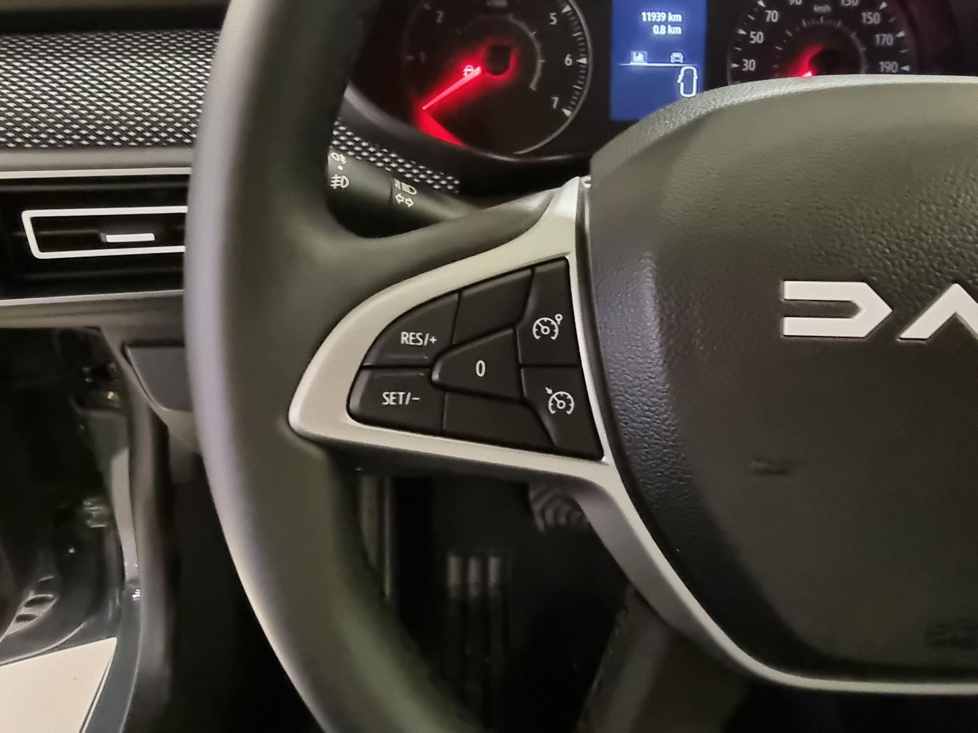 Dacia Sandero met kenteken JLX-94-N – dashboard
