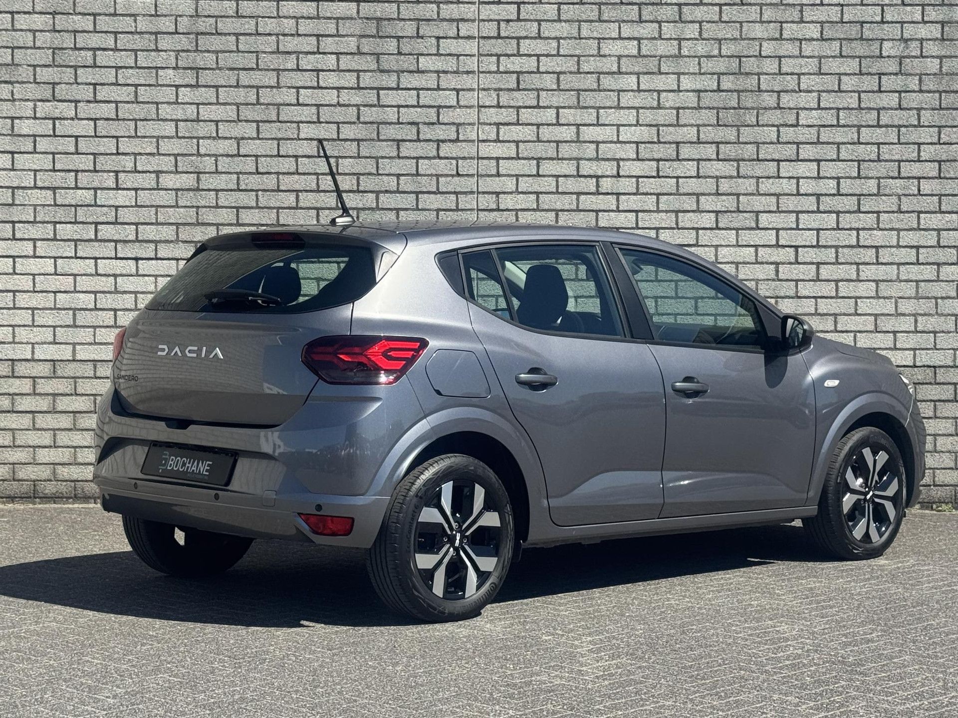 Dacia Sandero met kenteken KFL-59-J – achteraanzicht
