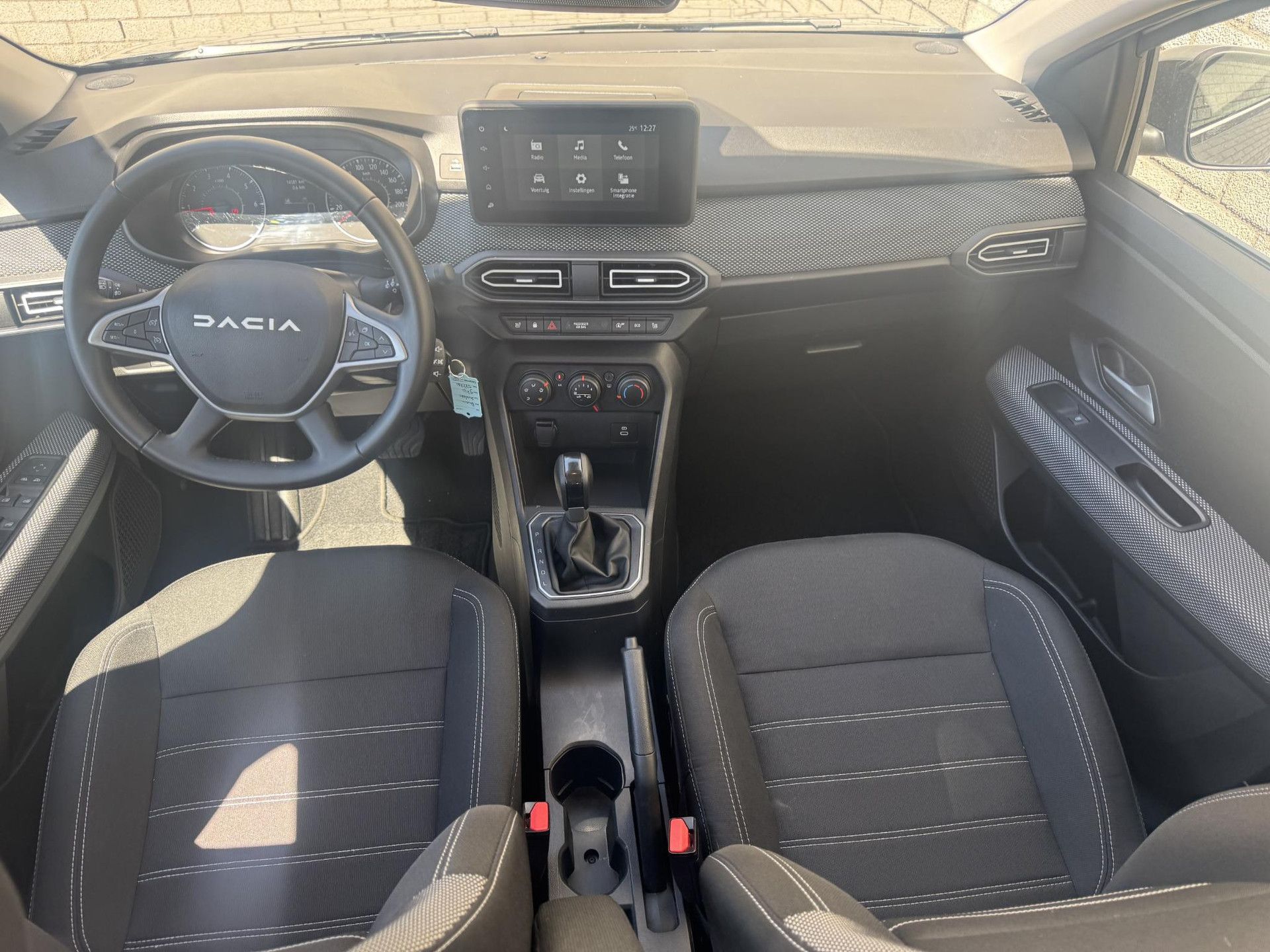 Dacia Sandero met kenteken KFL-59-J – interieur