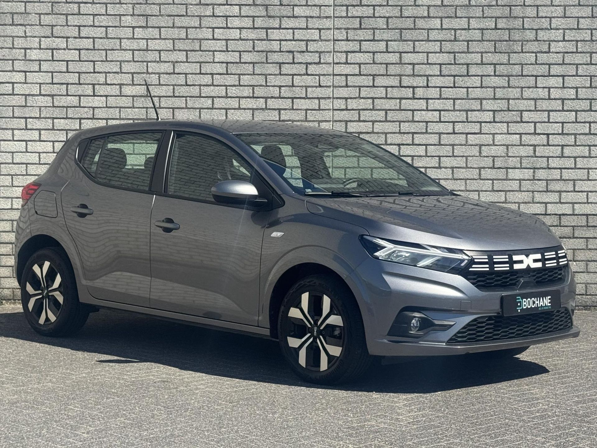 Dacia Sandero met kenteken KFL-59-J – detailfoto