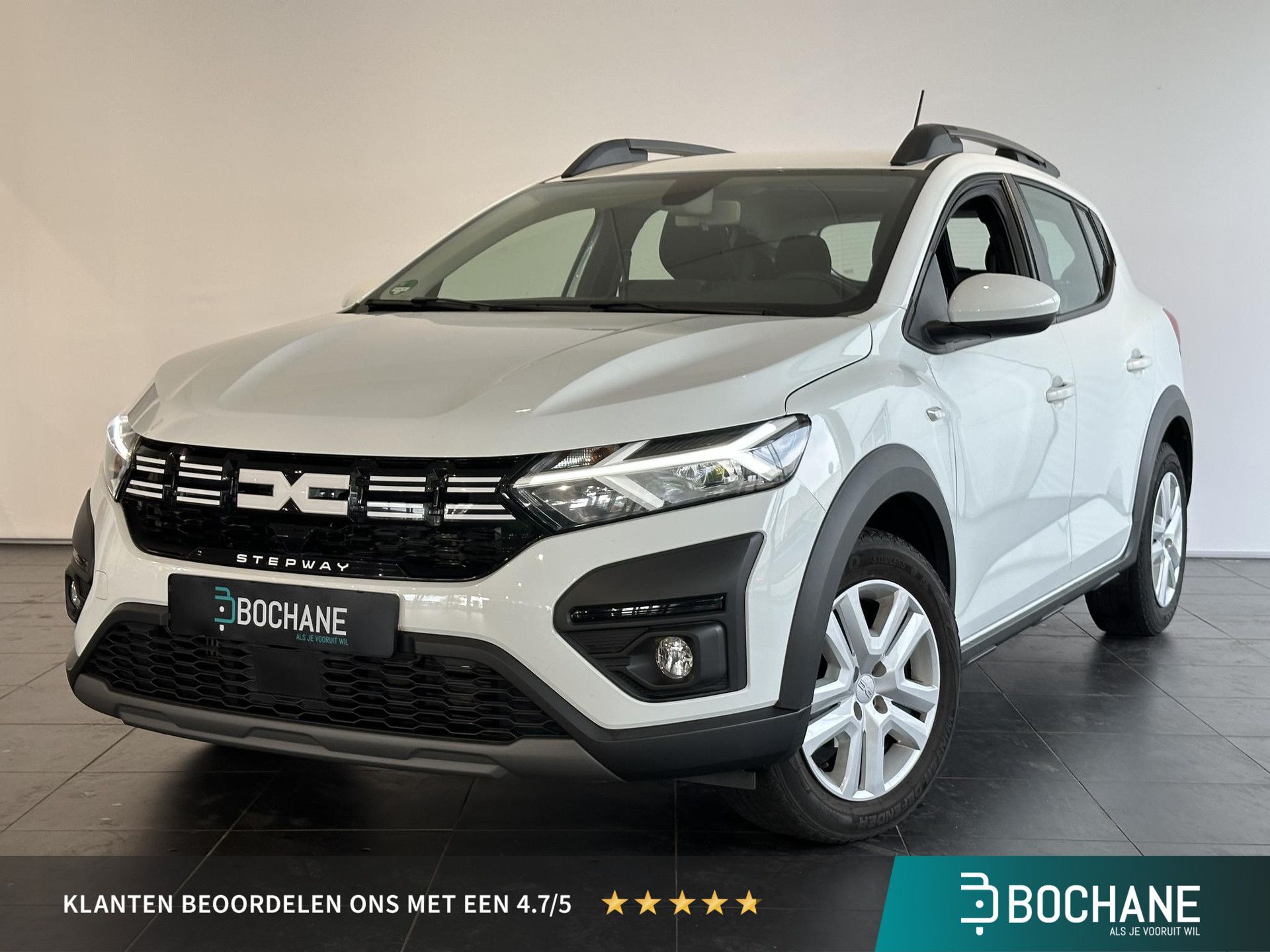 Dacia Sandero met kenteken KFV-49-F – vooraanzicht
