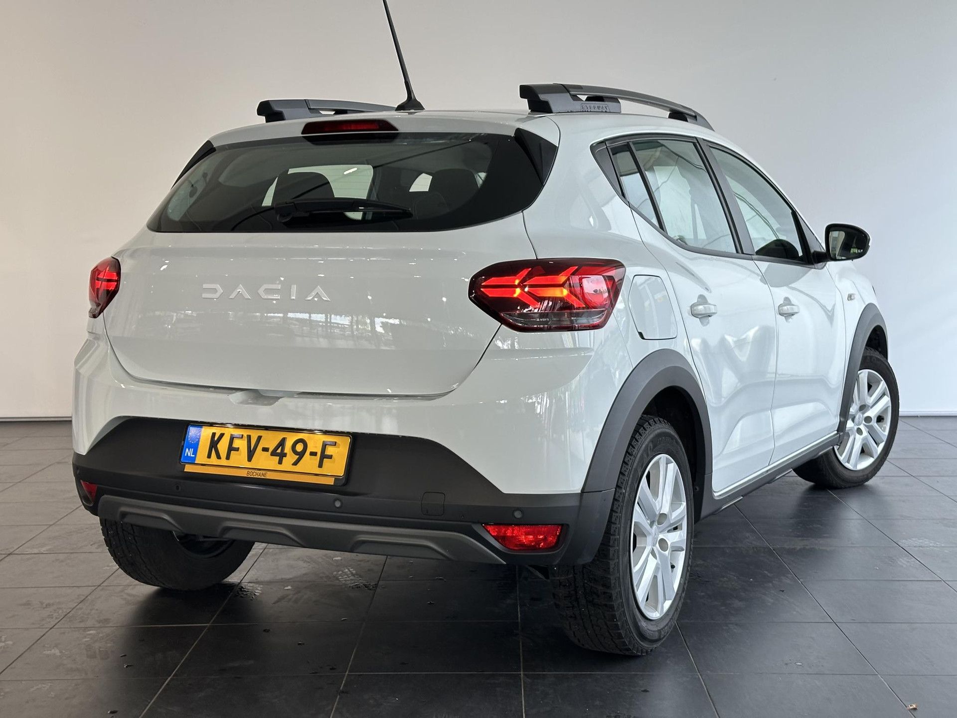 Dacia Sandero met kenteken KFV-49-F – achteraanzicht