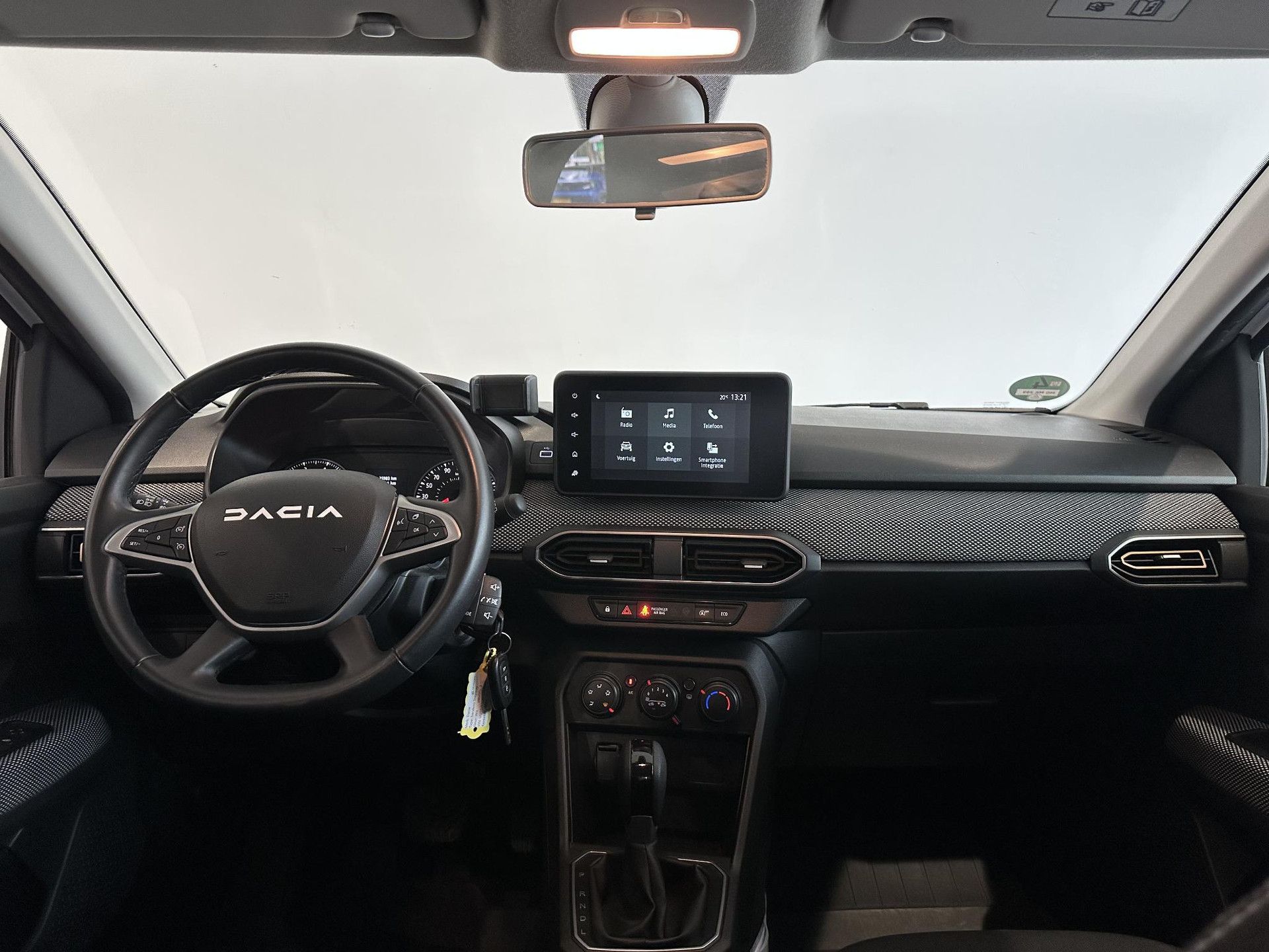 Dacia Sandero met kenteken KFV-49-F – interieur