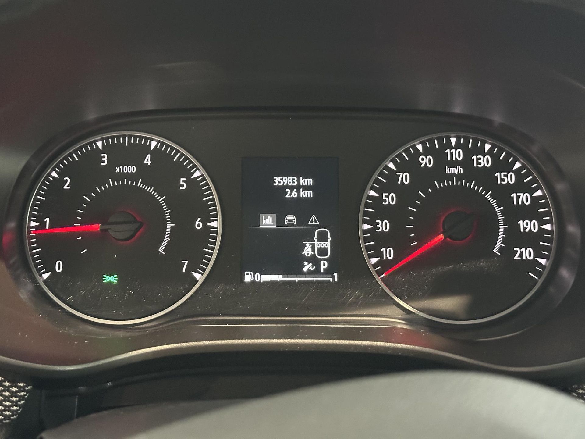 Dacia Sandero met kenteken KFV-49-F – dashboard