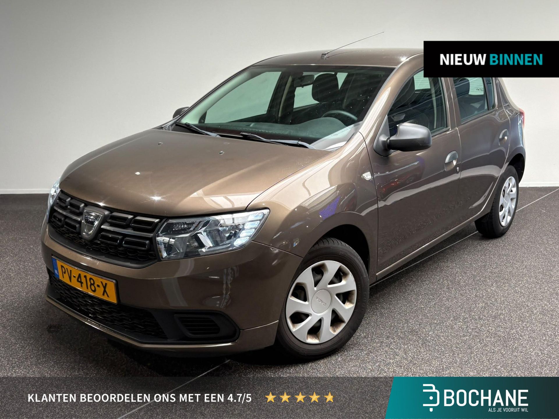 Dacia Sandero met kenteken PV-418-X – vooraanzicht