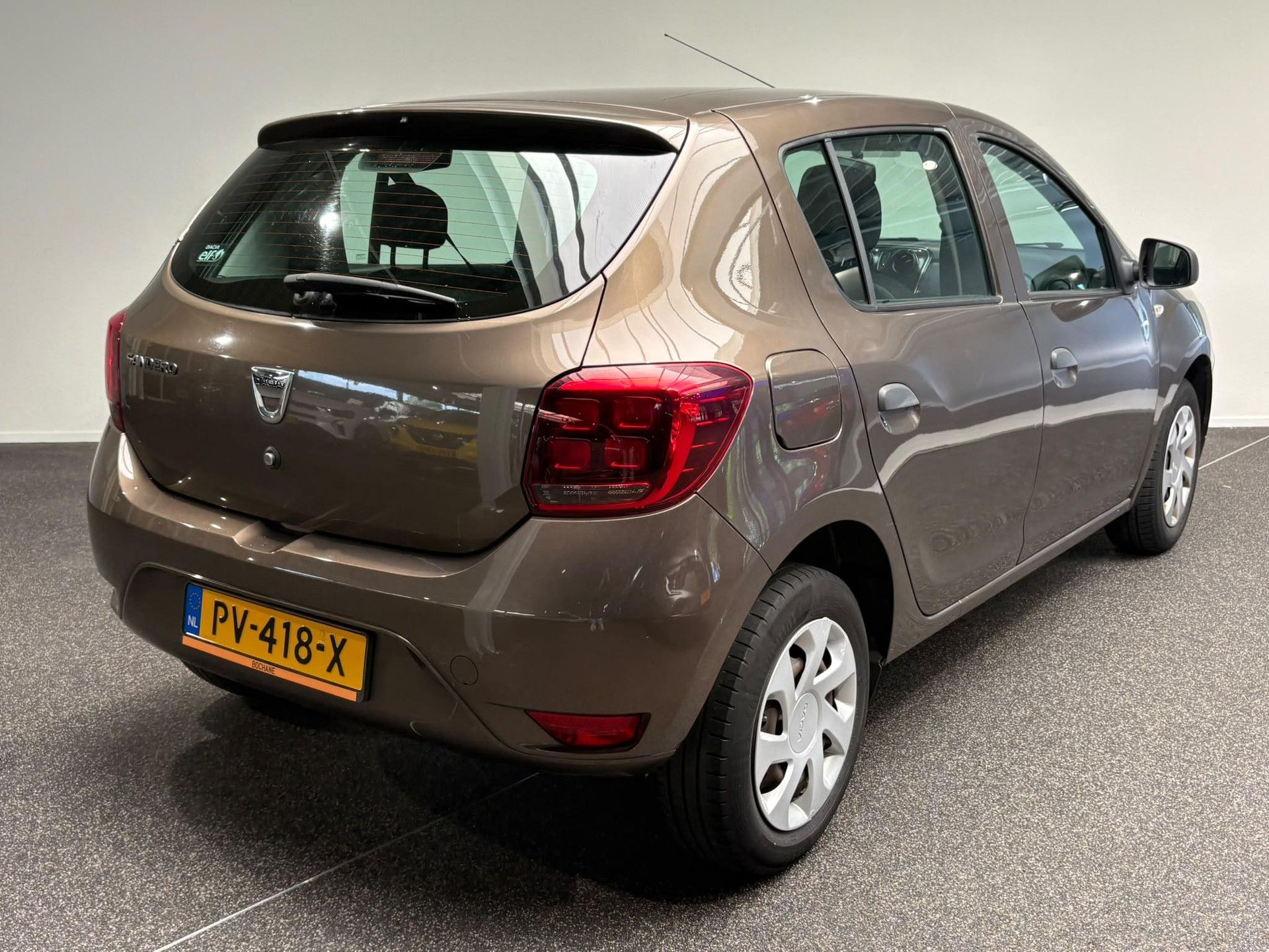 Dacia Sandero met kenteken PV-418-X – achteraanzicht