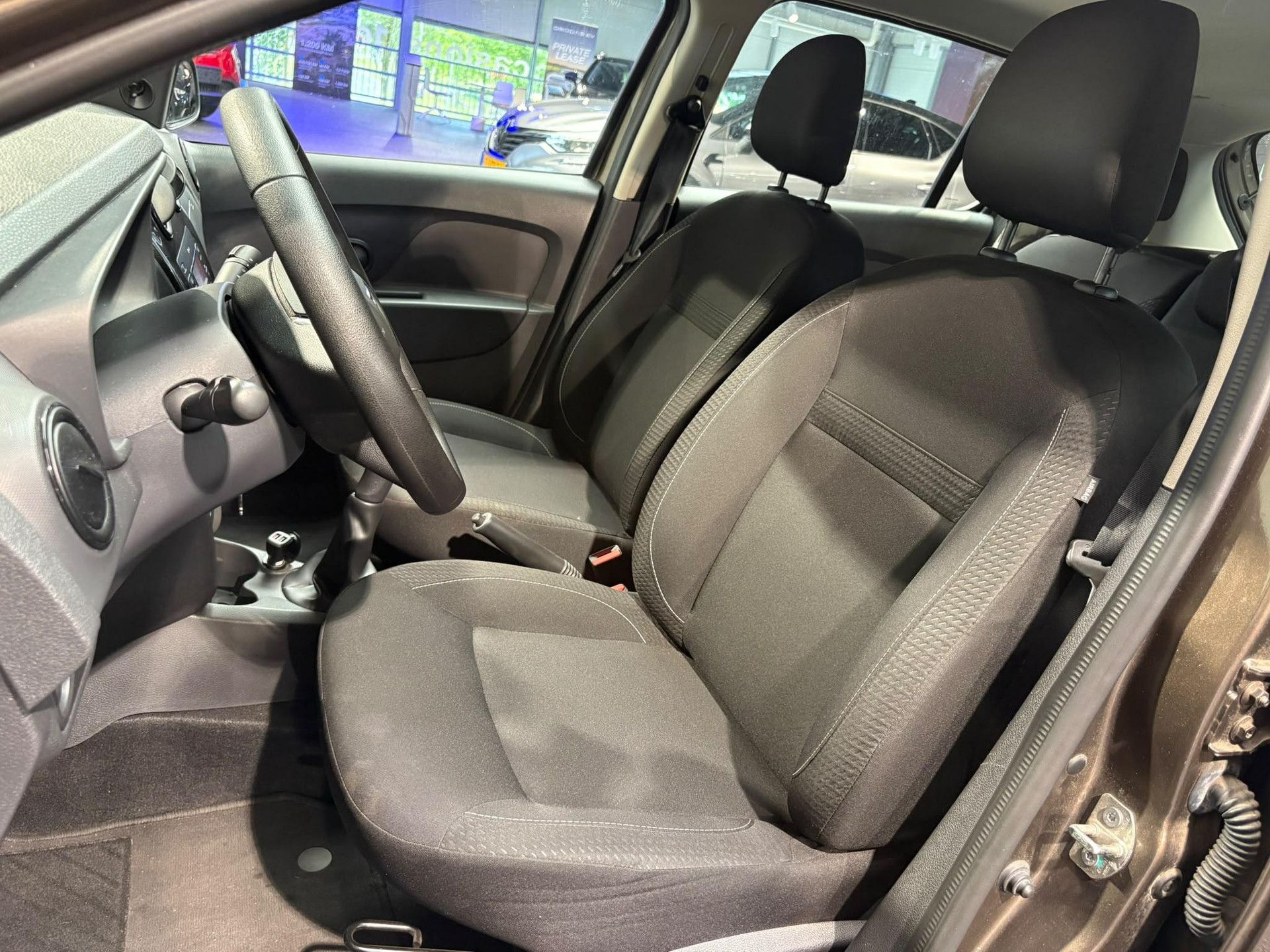 Dacia Sandero met kenteken PV-418-X – detailfoto
