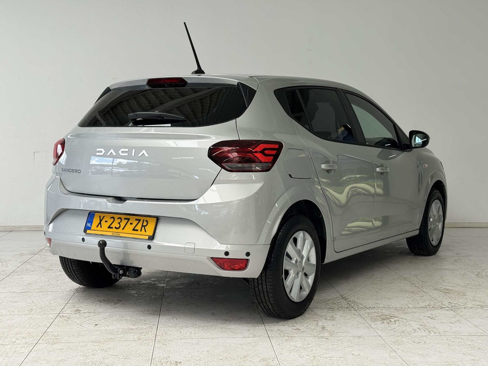 Dacia Sandero met kenteken X-237-ZR – achteraanzicht