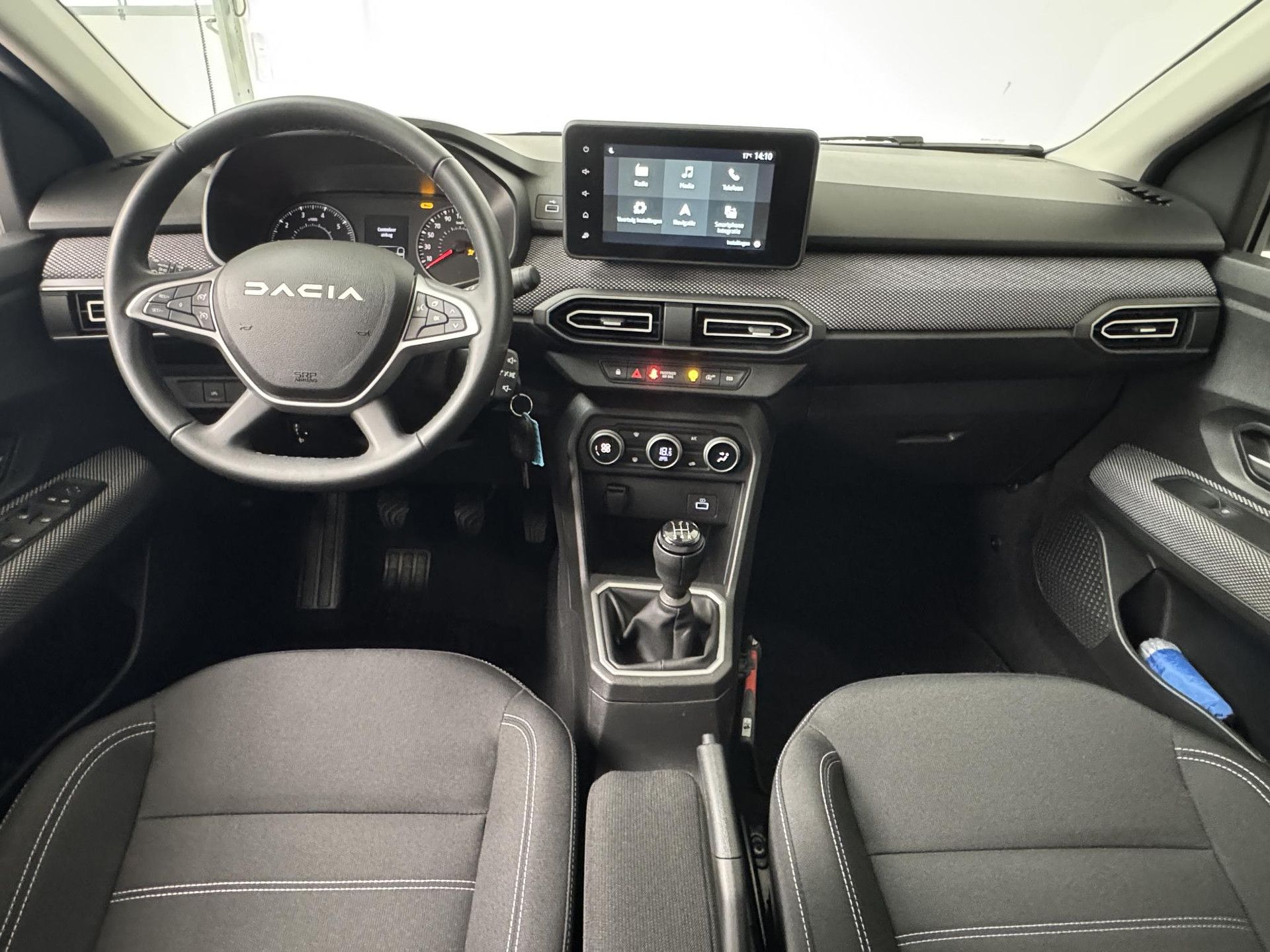 Dacia Sandero met kenteken X-237-ZR – interieur