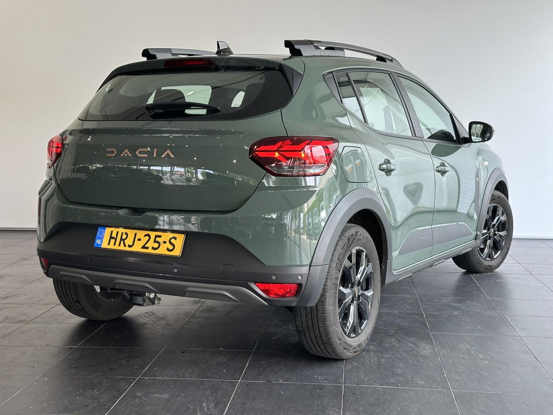 Dacia SanderoStepway met kenteken HRJ-25-S – achteraanzicht