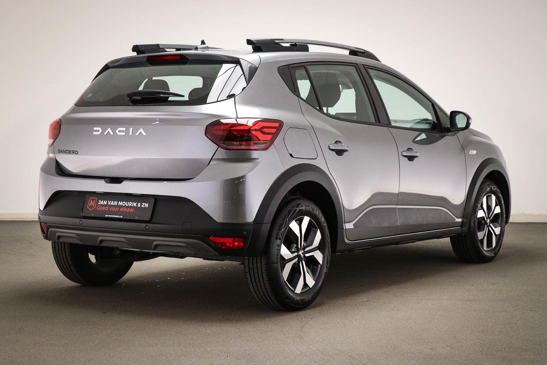 Dacia SanderoStepway met kenteken JNV-44-D – achteraanzicht