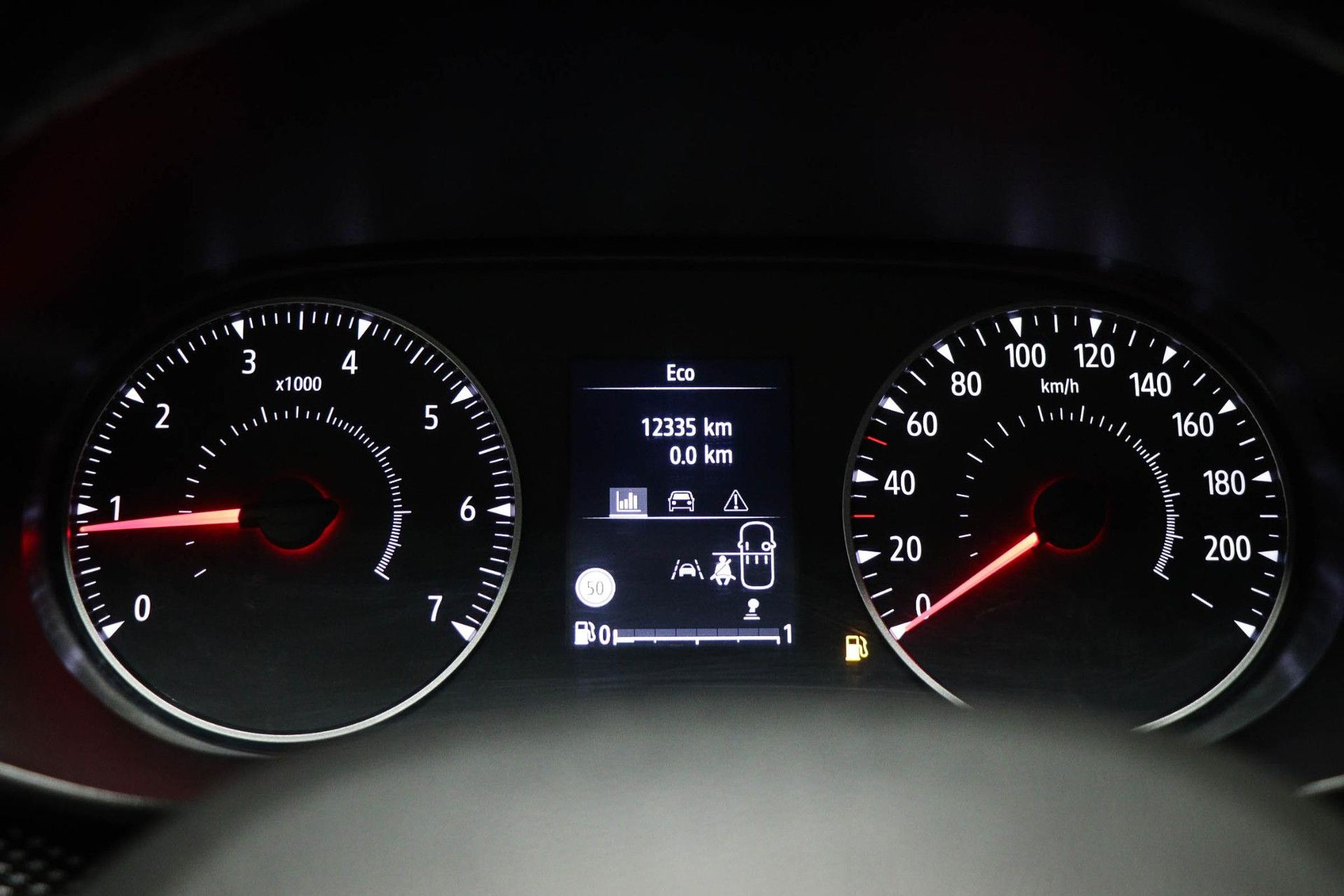 Dacia SanderoStepway met kenteken JNV-44-D – dashboard