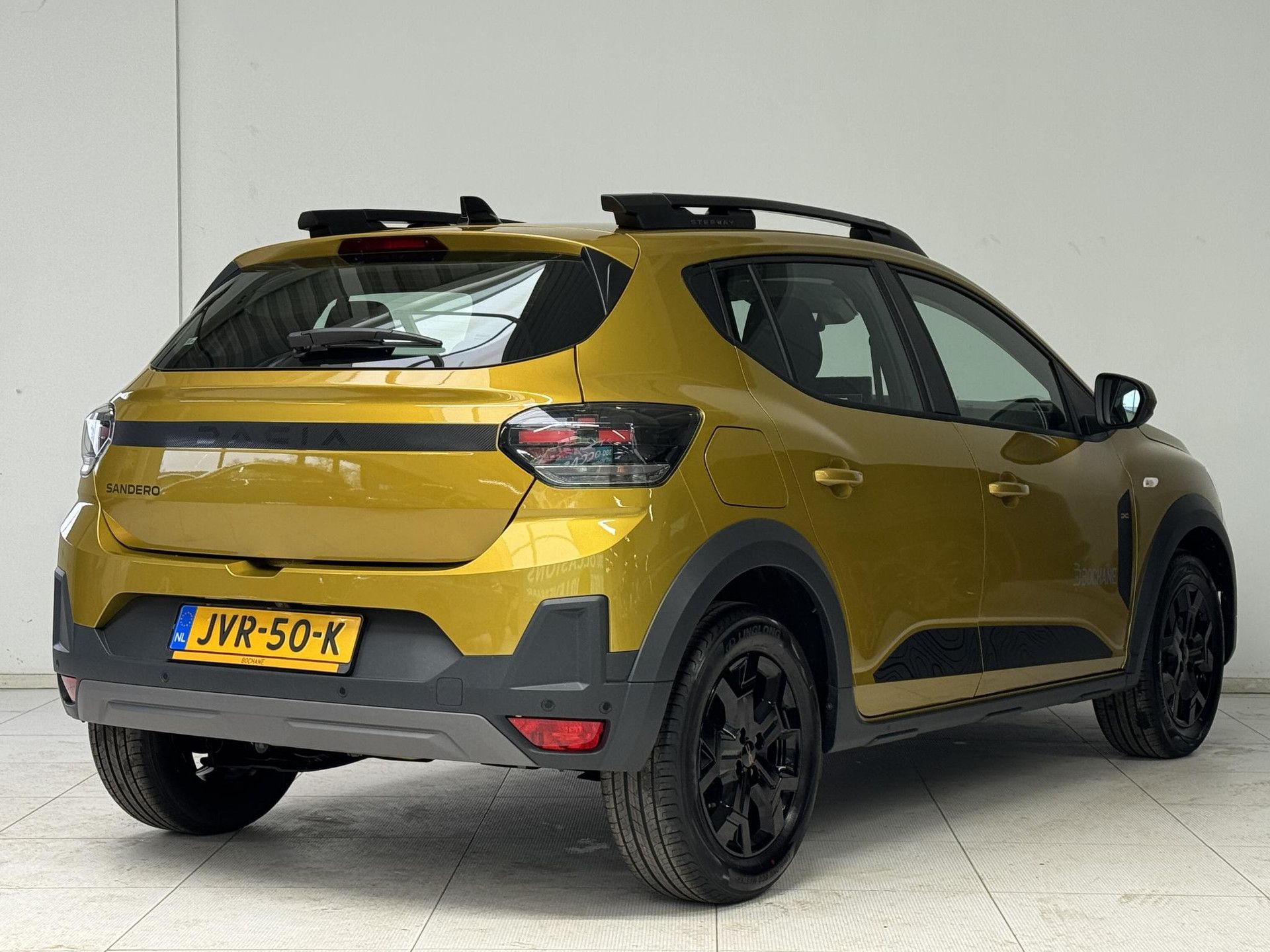 Dacia SanderoStepway met kenteken JVR-50-K – achteraanzicht