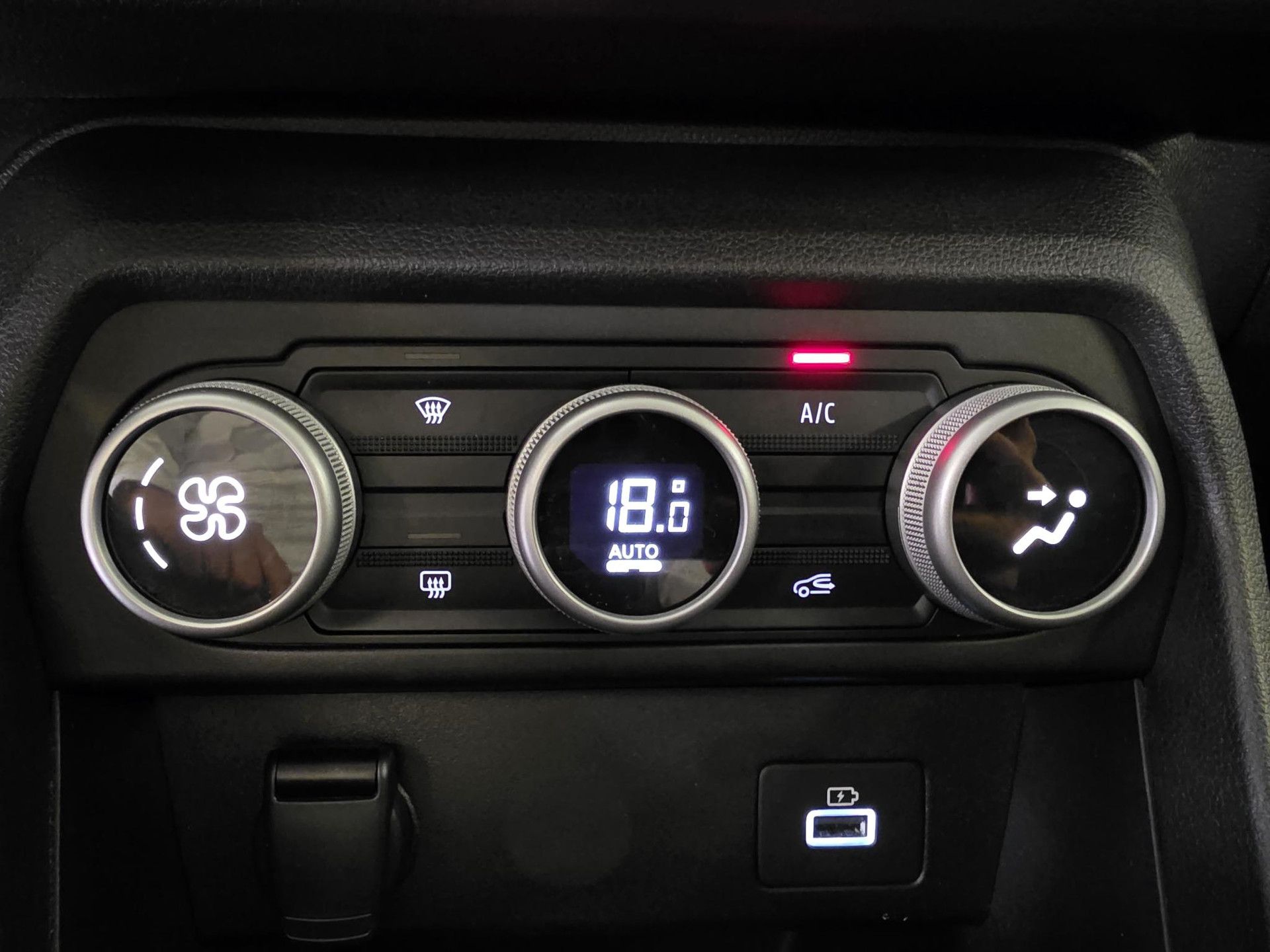 Dacia SanderoStepway met kenteken KBH-47-Z – dashboard