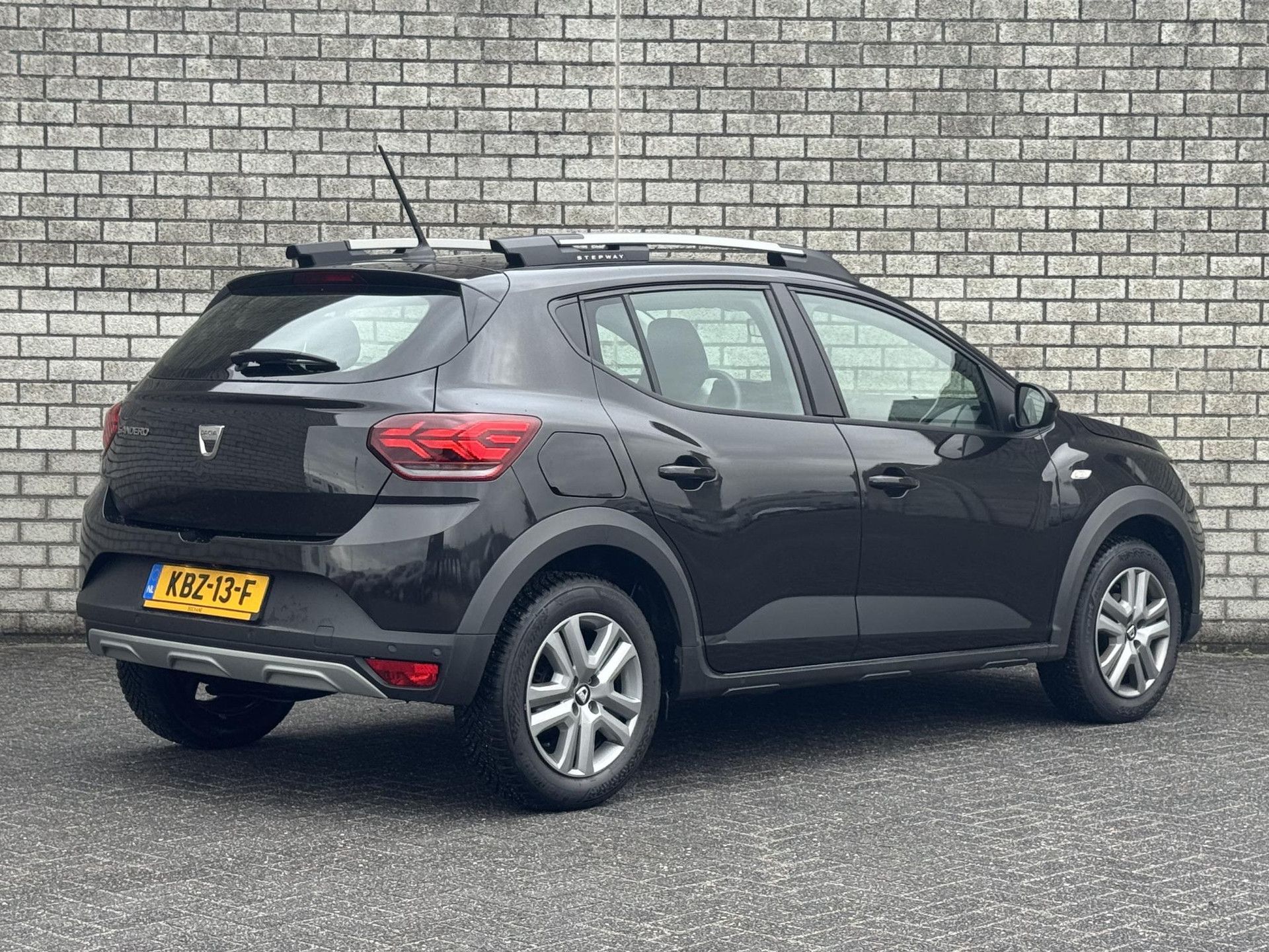 Dacia SanderoStepway met kenteken KBZ-13-F – achteraanzicht