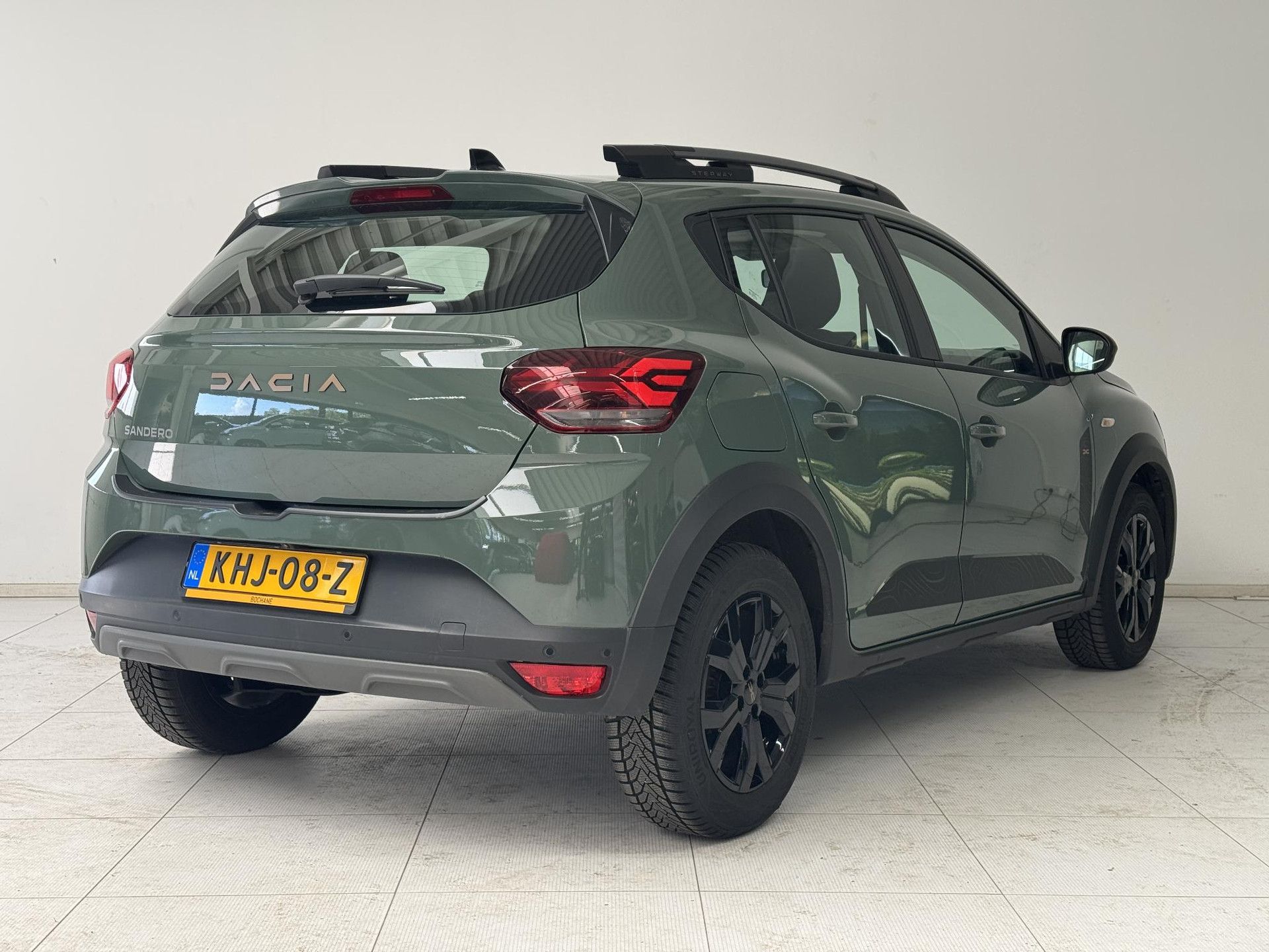 Dacia SanderoStepway met kenteken KHJ-08-Z – achteraanzicht