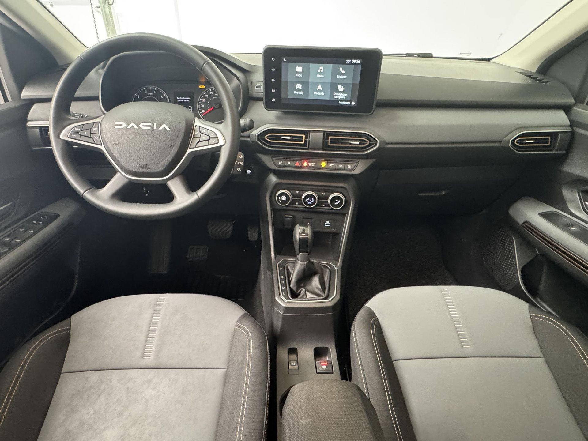 Dacia SanderoStepway met kenteken KHJ-08-Z – interieur
