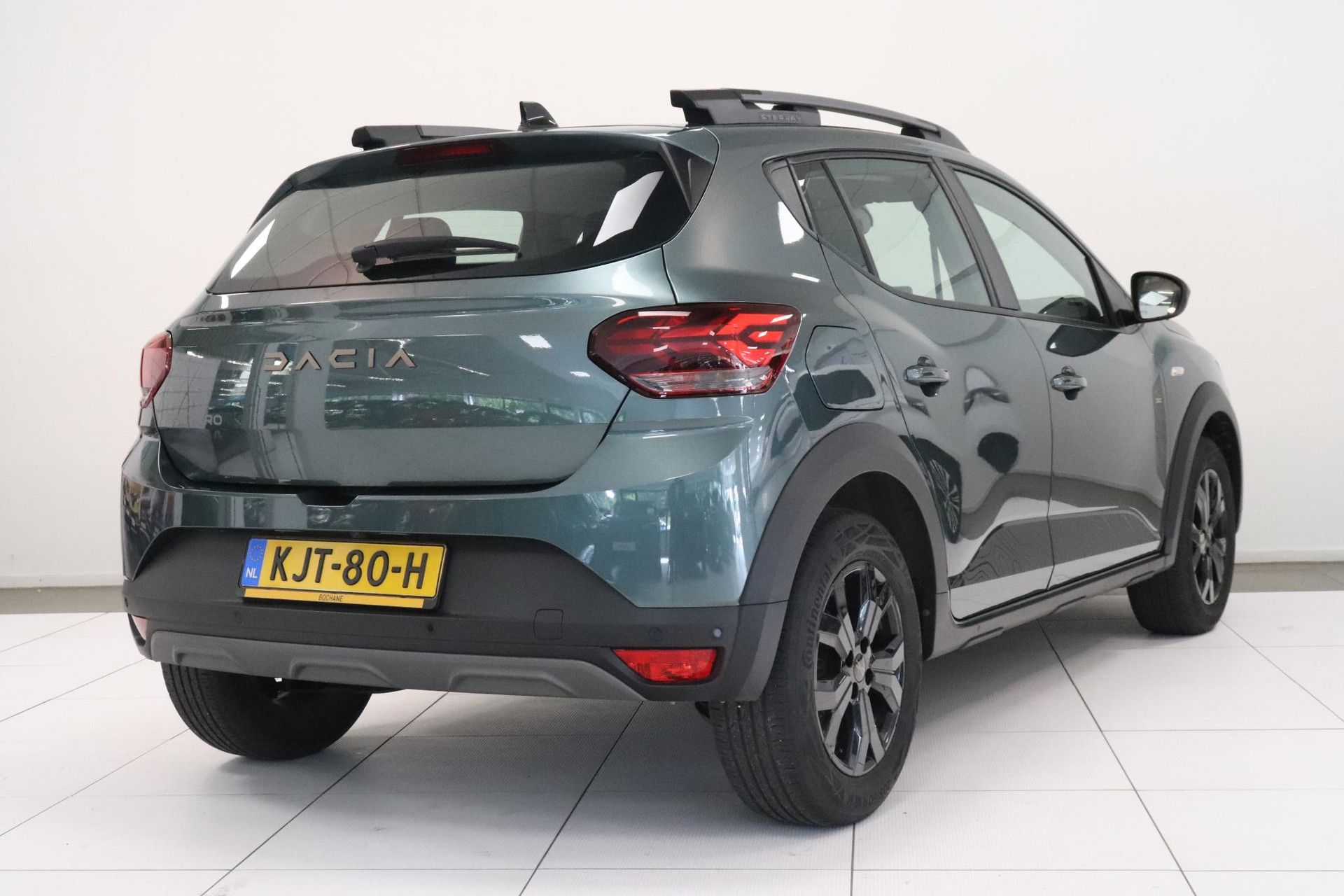 Dacia SanderoStepway met kenteken KJT-80-H – achteraanzicht