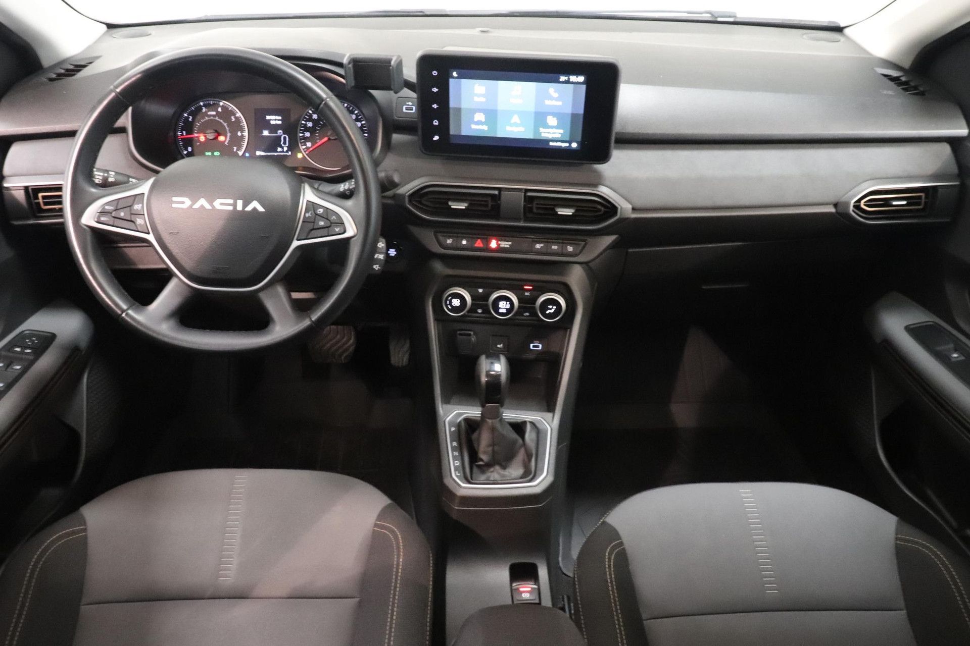 Dacia SanderoStepway met kenteken KJT-80-H – interieur