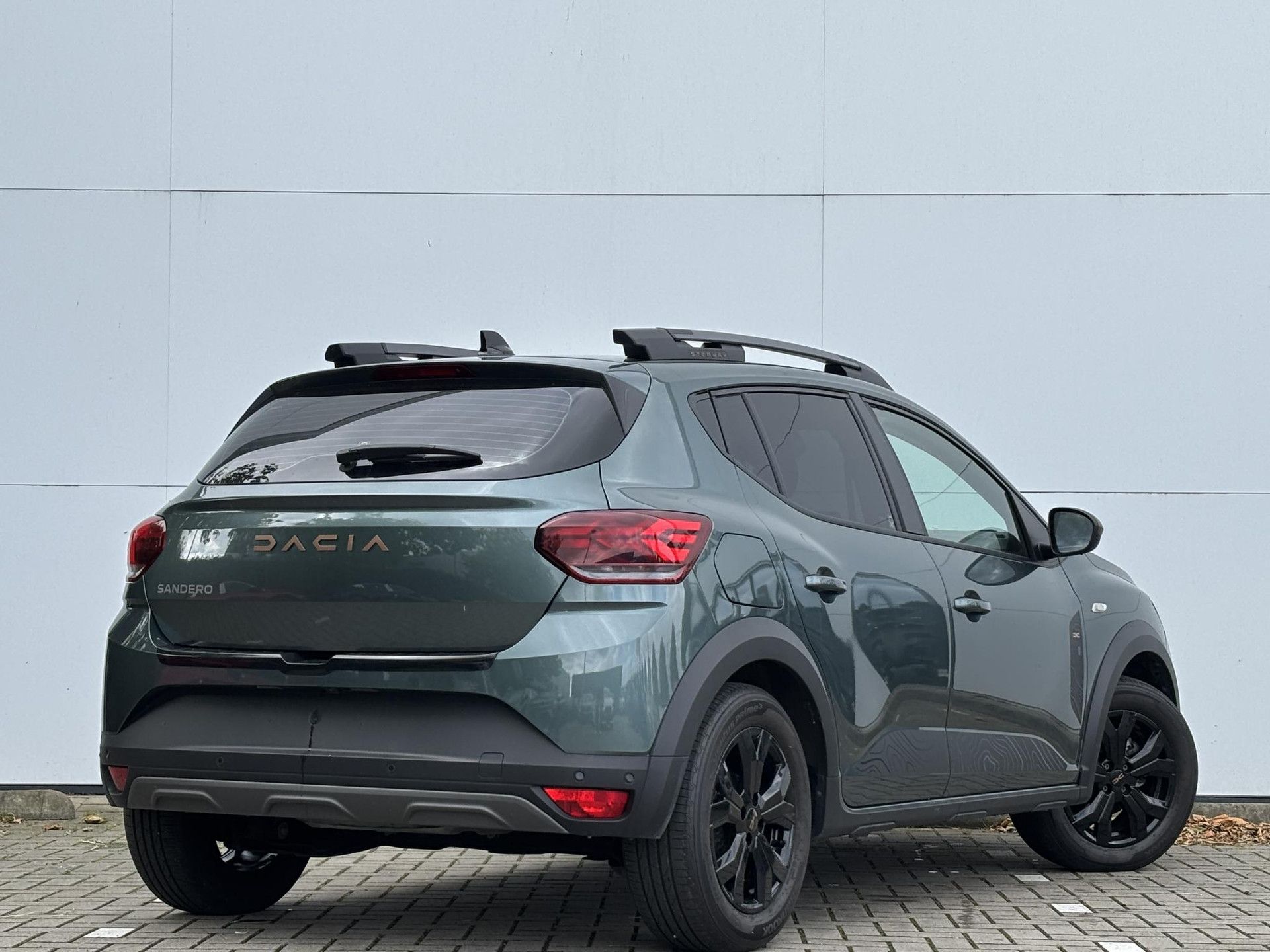 Dacia SanderoStepway met kenteken KJX-14-L – achteraanzicht