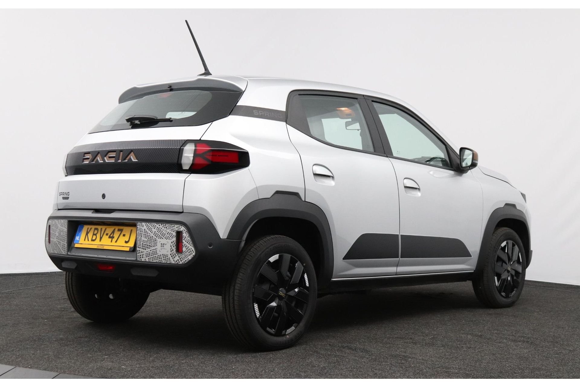Dacia Spring met kenteken KBV-47-J – achteraanzicht