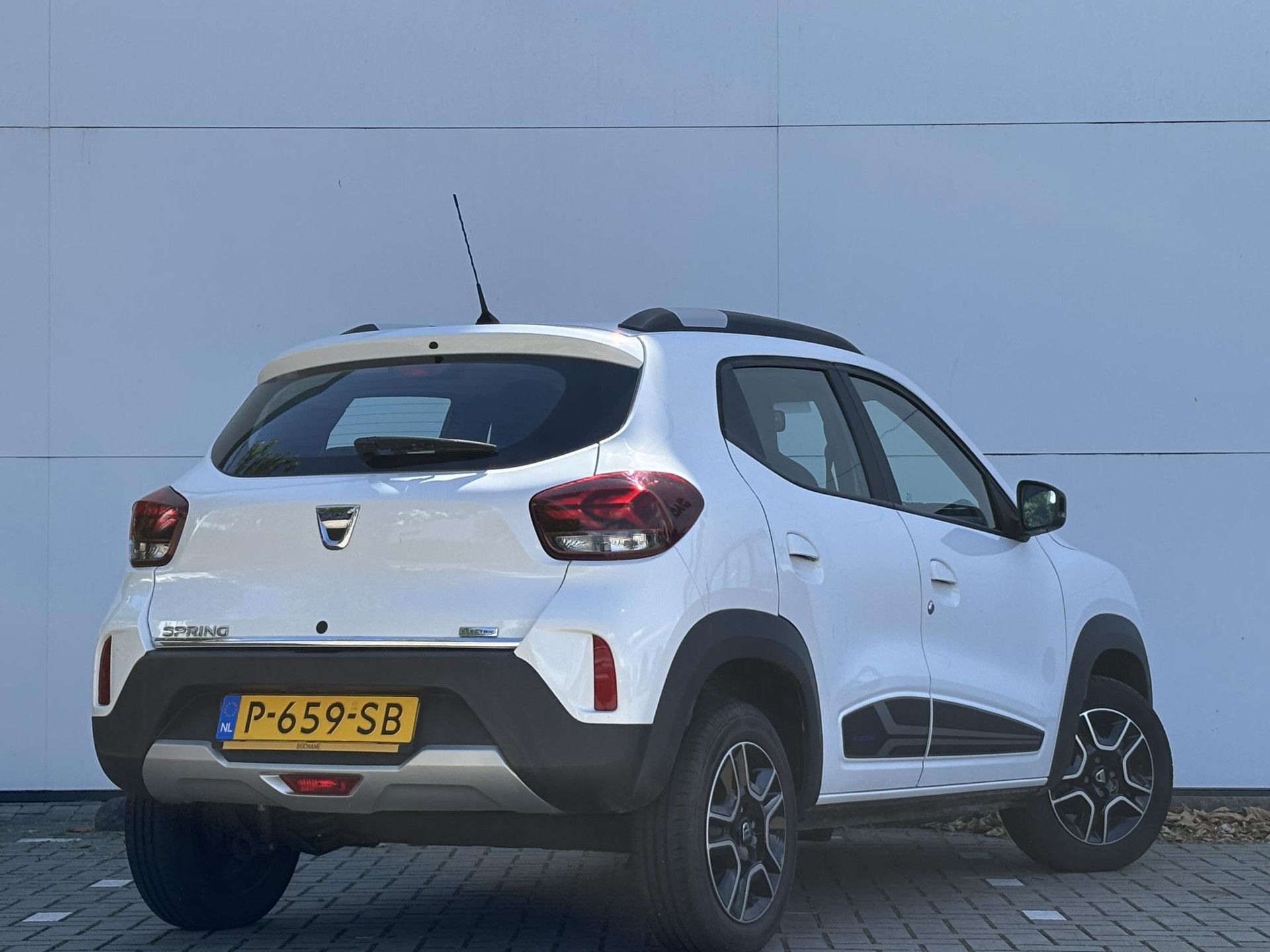 Dacia Spring met kenteken P-659-SB – achteraanzicht