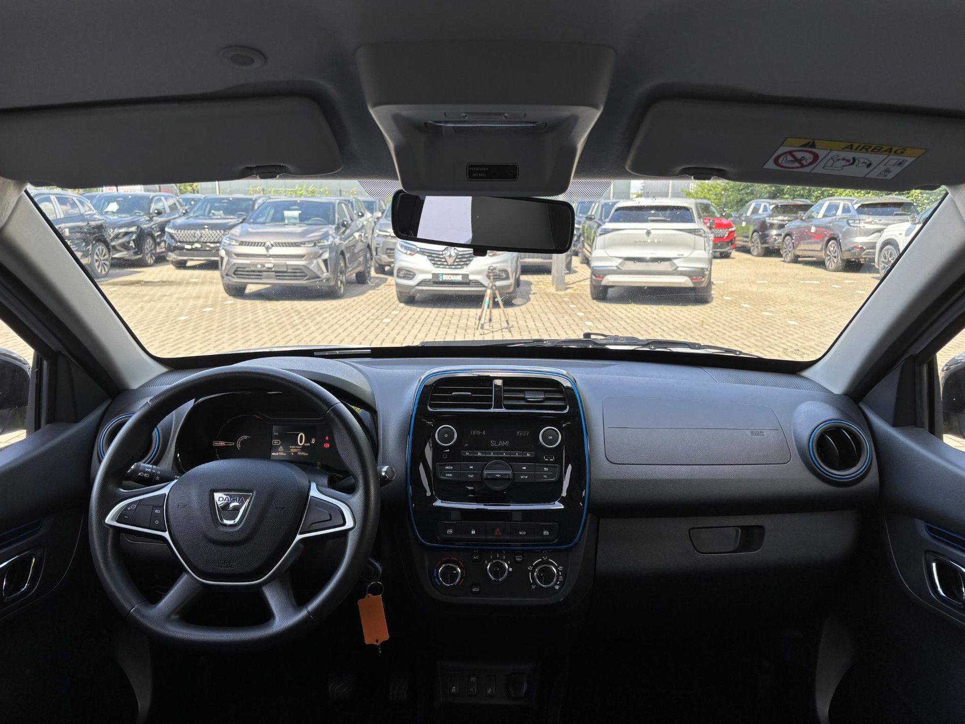 Dacia Spring met kenteken P-659-SB – interieur
