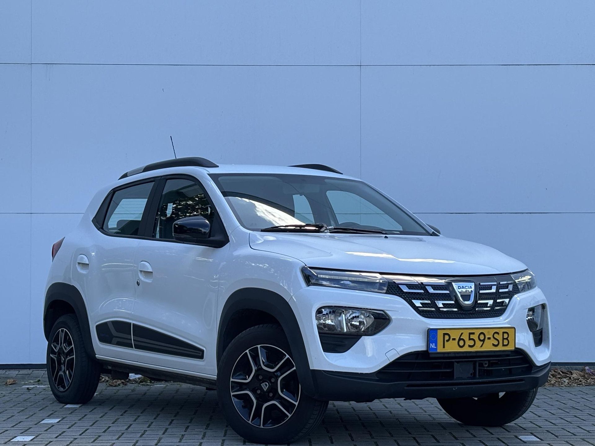 Dacia Spring met kenteken P-659-SB – detailfoto