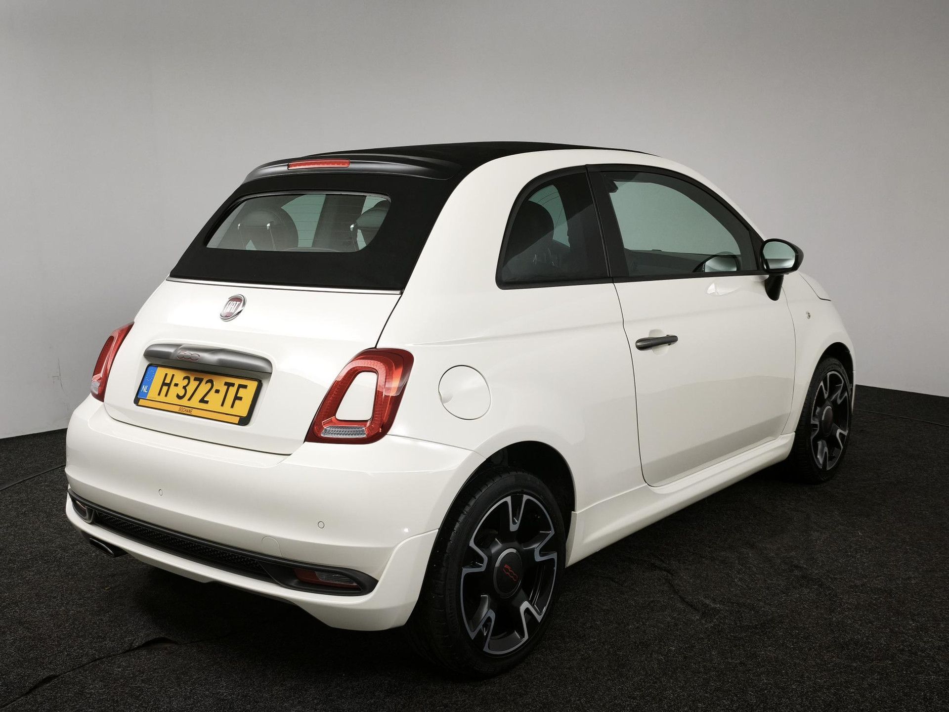 Fiat 500C met kenteken H-372-TF – achteraanzicht