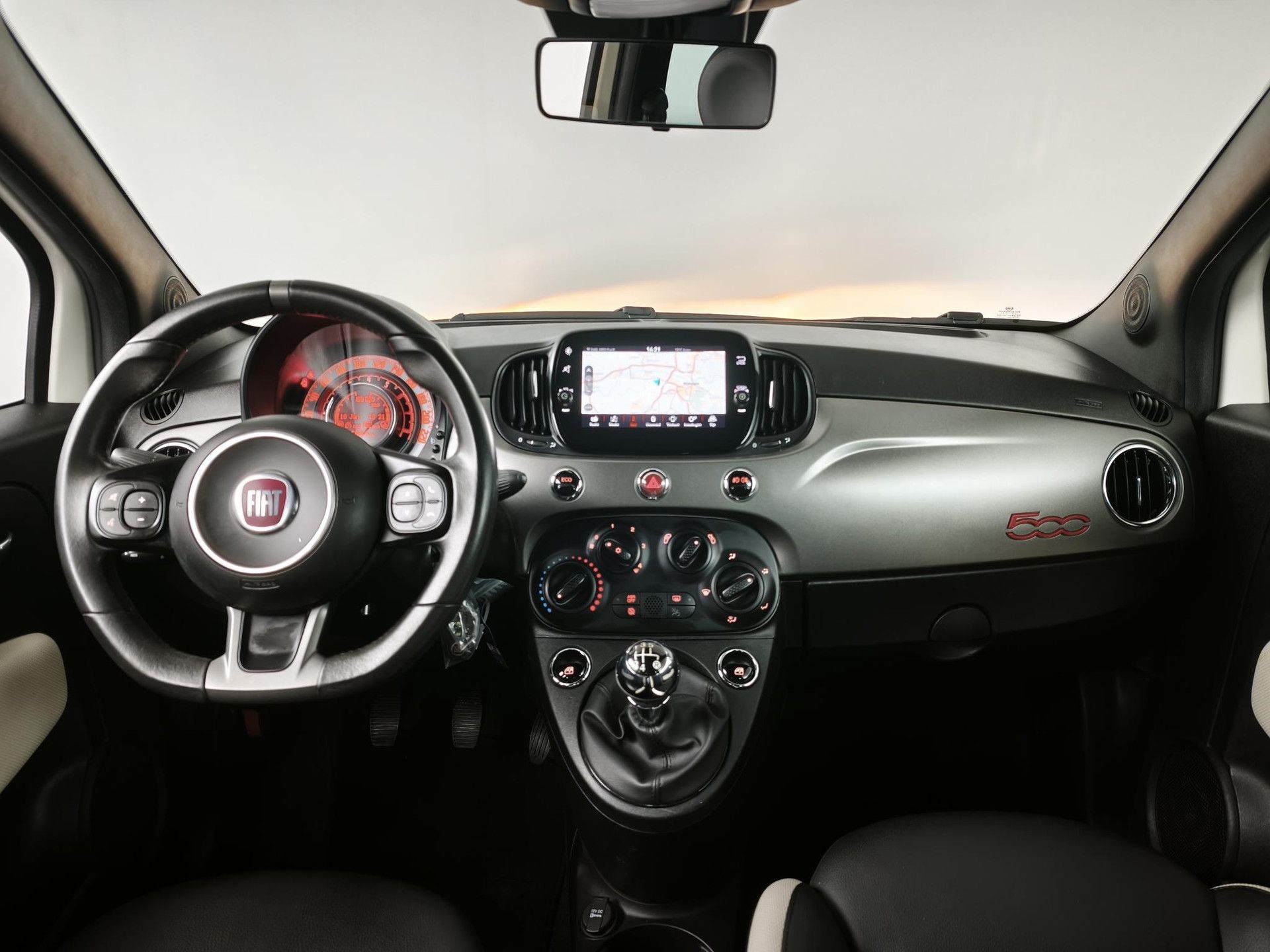 Fiat 500C met kenteken H-372-TF – interieur