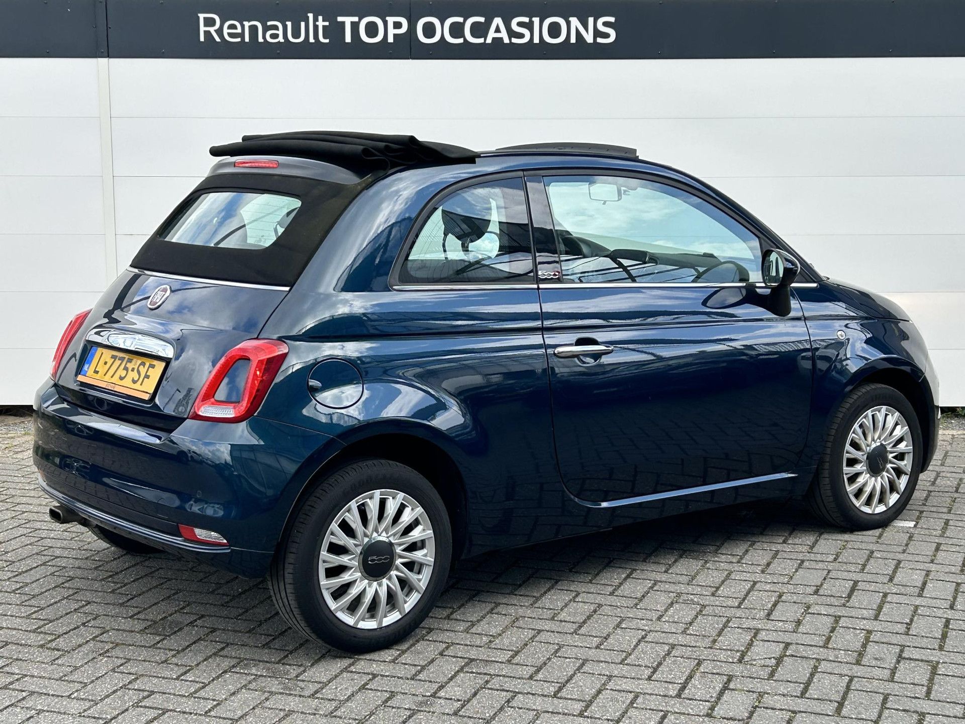 Fiat 500C met kenteken L-775-SF – achteraanzicht
