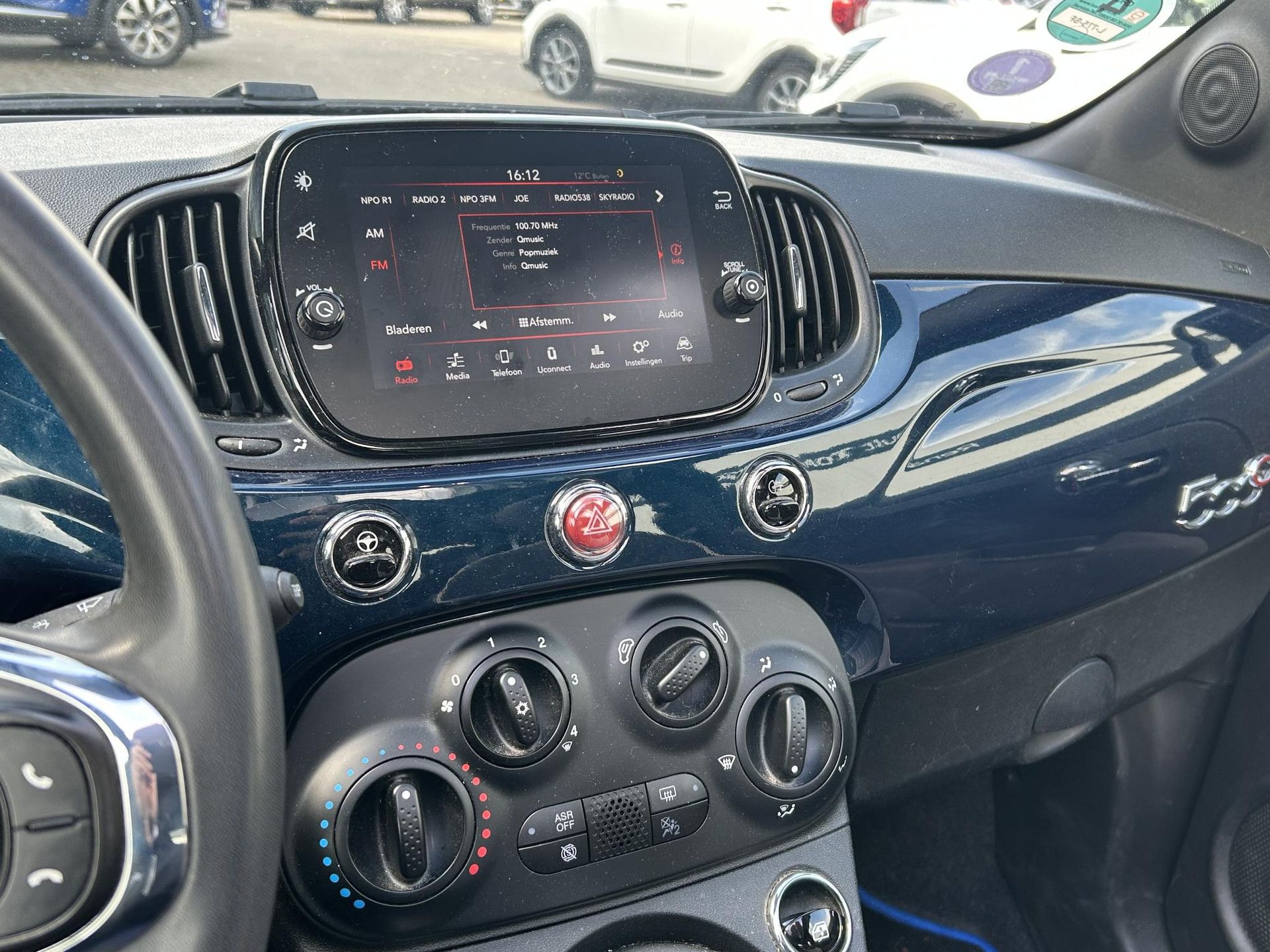 Fiat 500C met kenteken L-775-SF – interieur