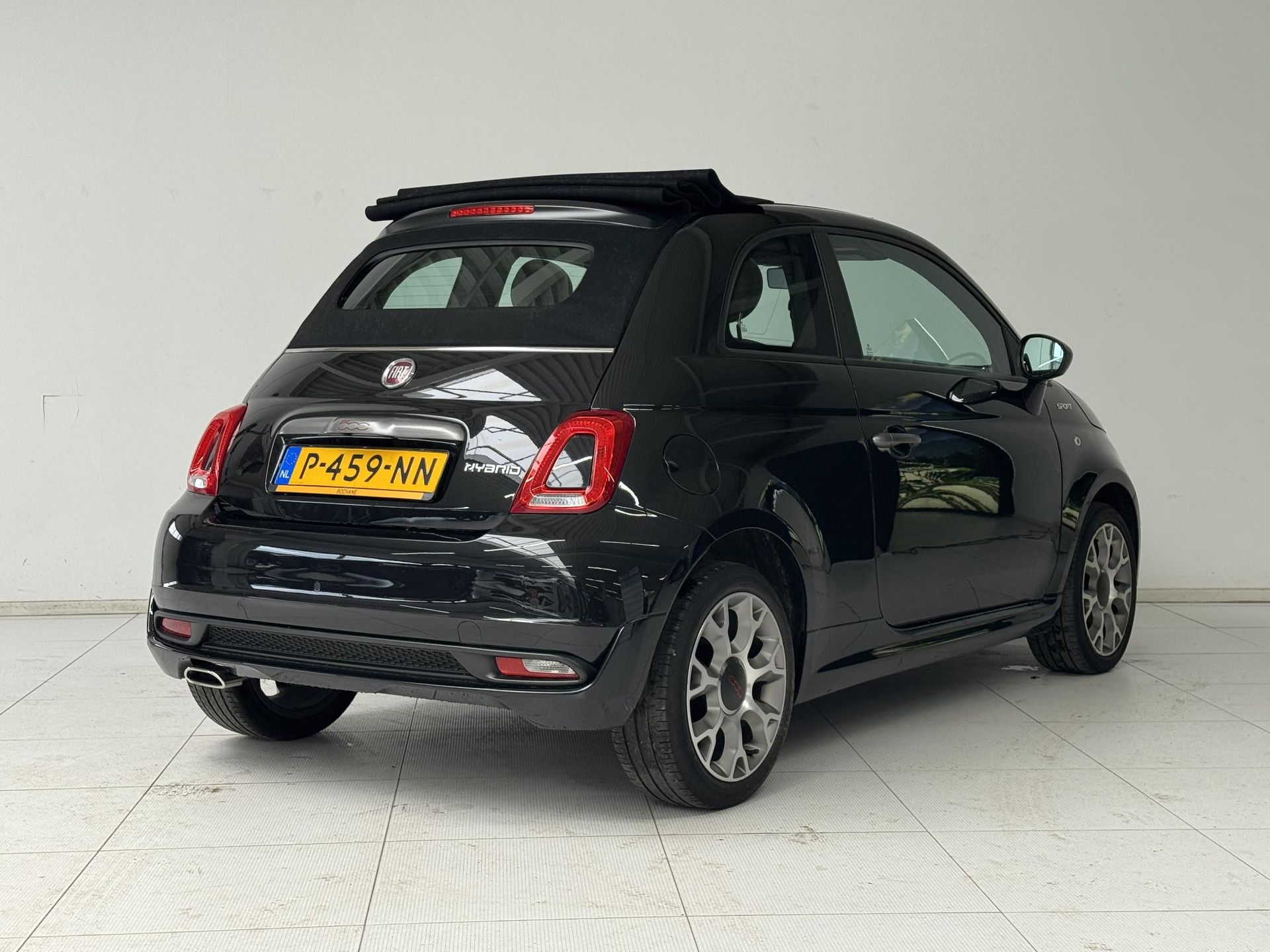 Fiat 500C met kenteken P-459-NN – achteraanzicht