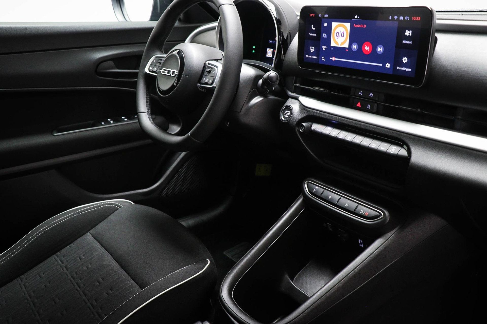 Fiat 600 met kenteken JPS-17-V – interieur