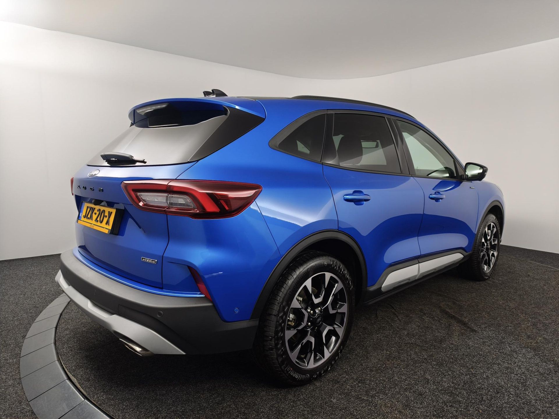 Ford Kuga met kenteken JZK-20-X – achteraanzicht