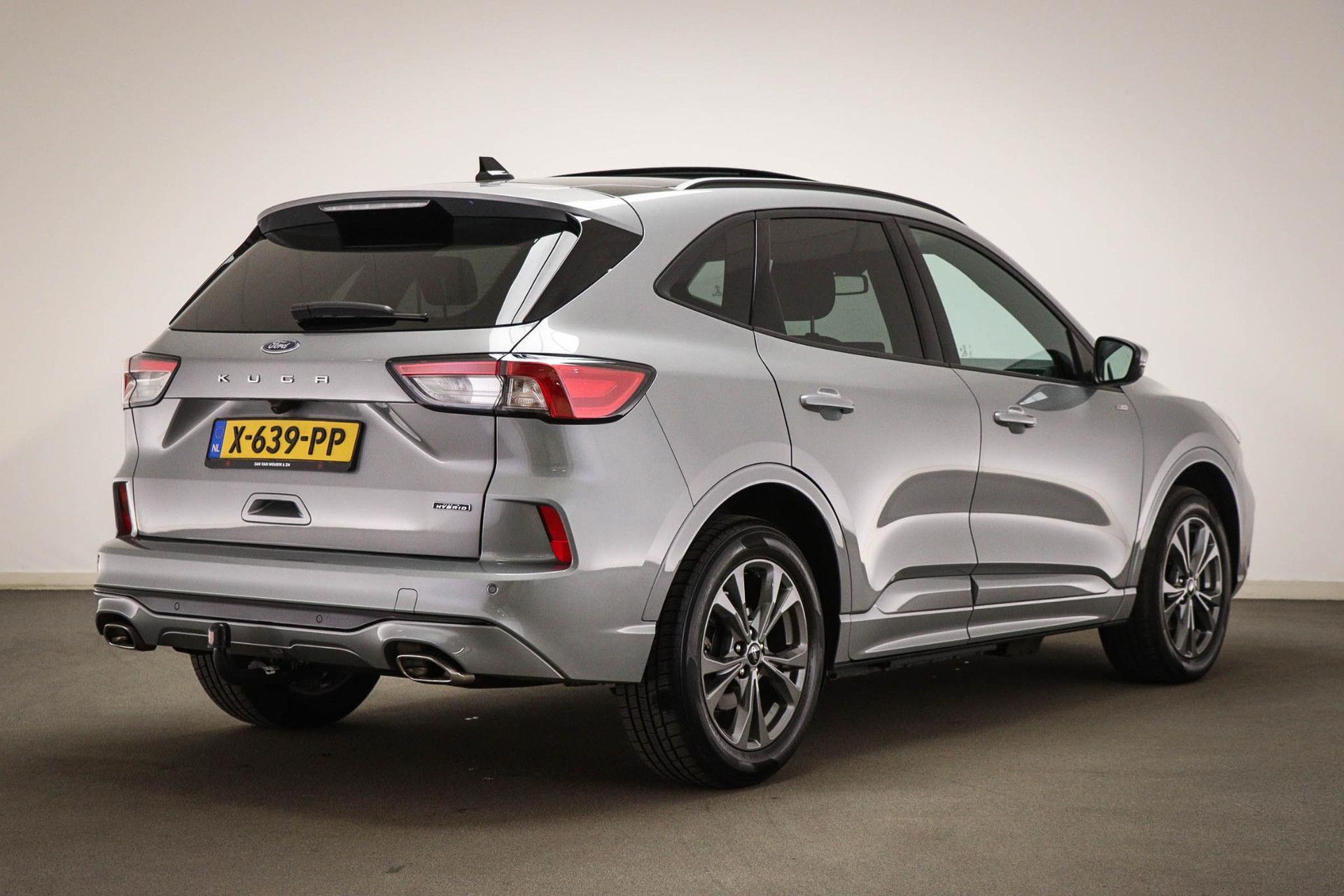 Ford Kuga met kenteken X-639-PP – achteraanzicht