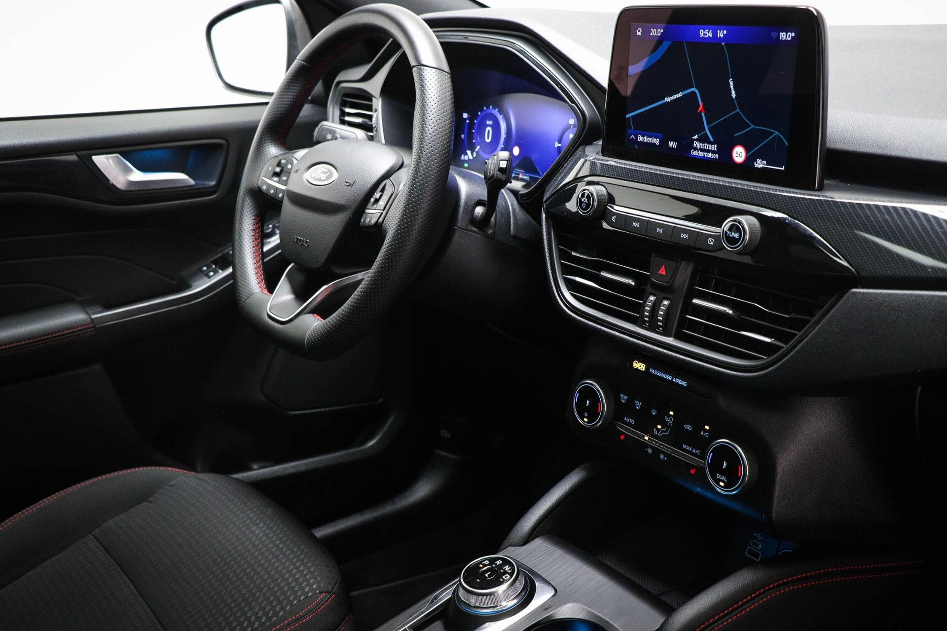 Ford Kuga met kenteken X-639-PP – interieur