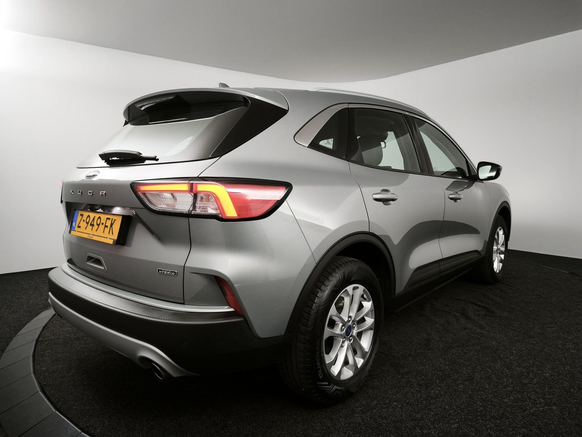 Ford Kuga met kenteken Z-949-FK – achteraanzicht