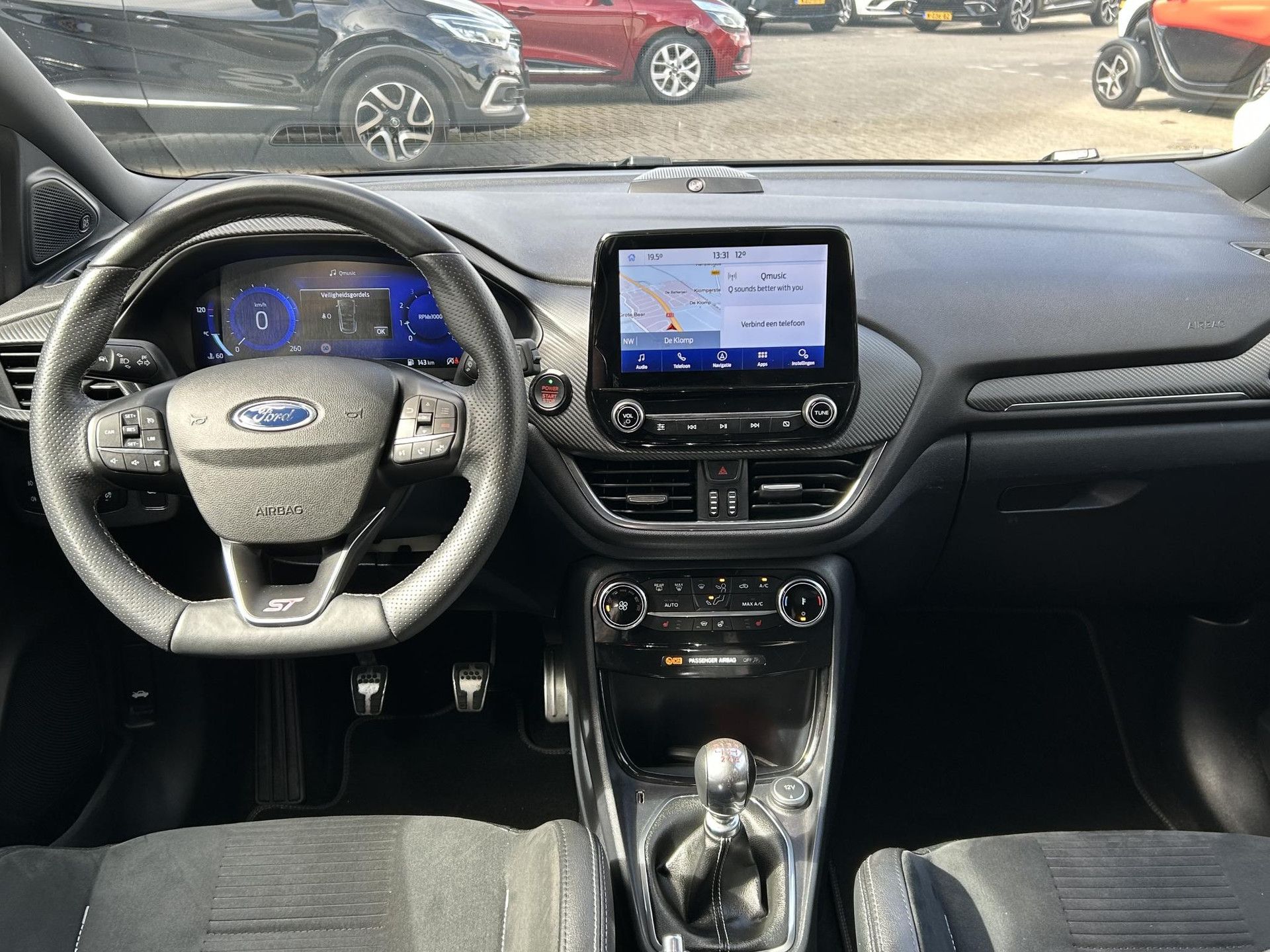 Ford Puma met kenteken X-458-LV – interieur