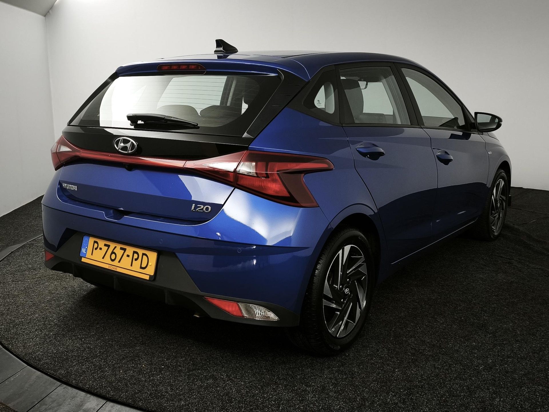 Hyundai i20 met kenteken P-767-PD – achteraanzicht
