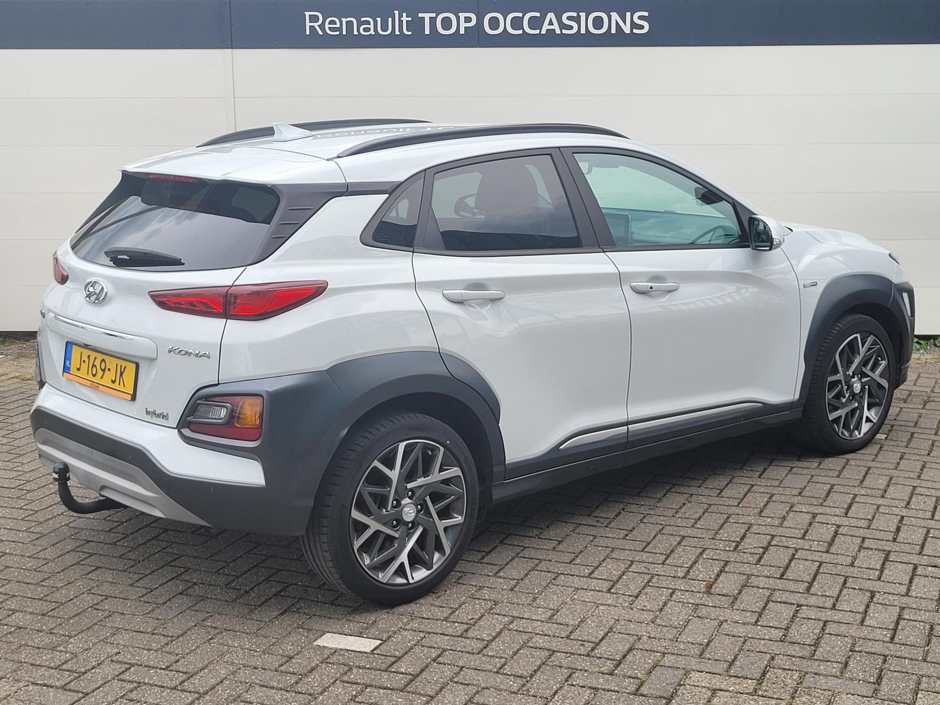 Hyundai Kona met kenteken J-169-JK – achteraanzicht