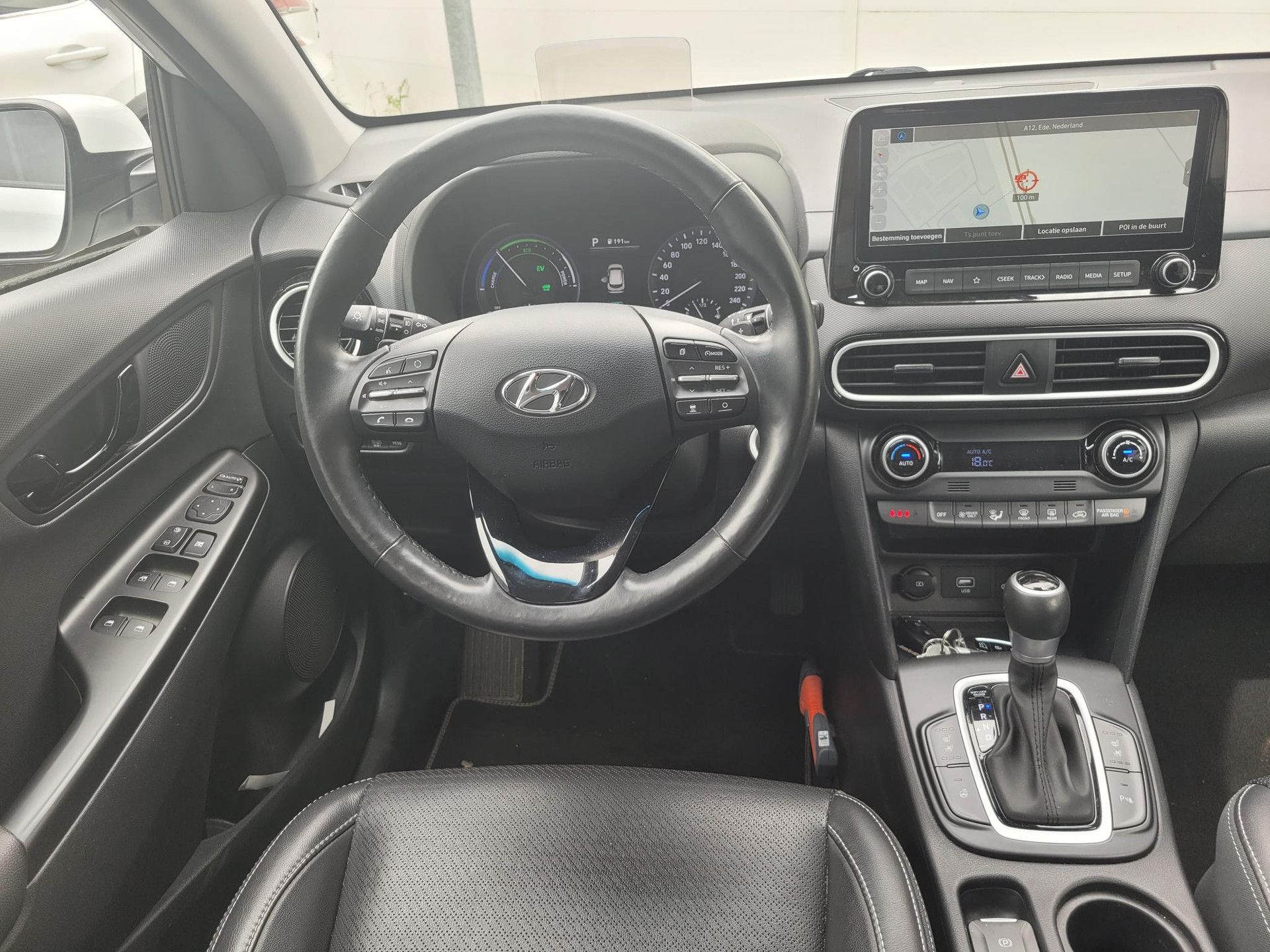 Hyundai Kona met kenteken J-169-JK – interieur