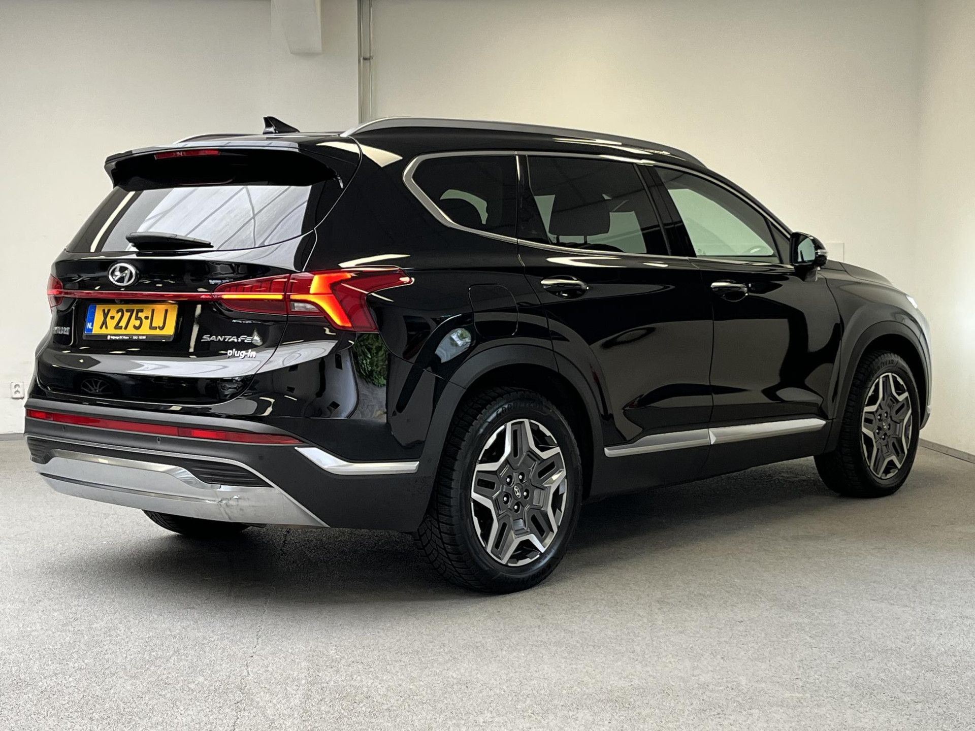 Hyundai SantaFe met kenteken X-275-LJ – achteraanzicht
