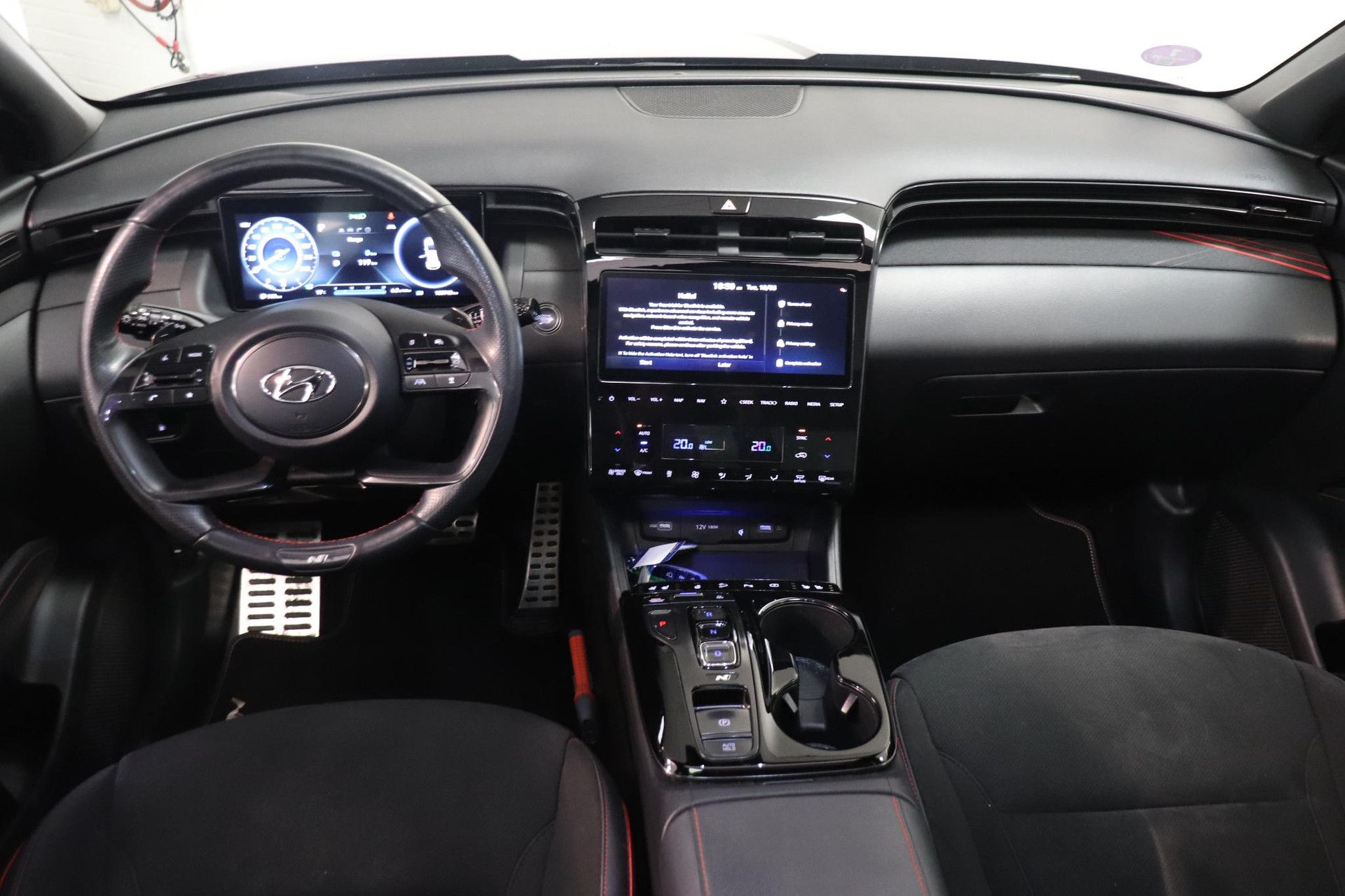 Hyundai Tucson met kenteken R-465-FZ – interieur