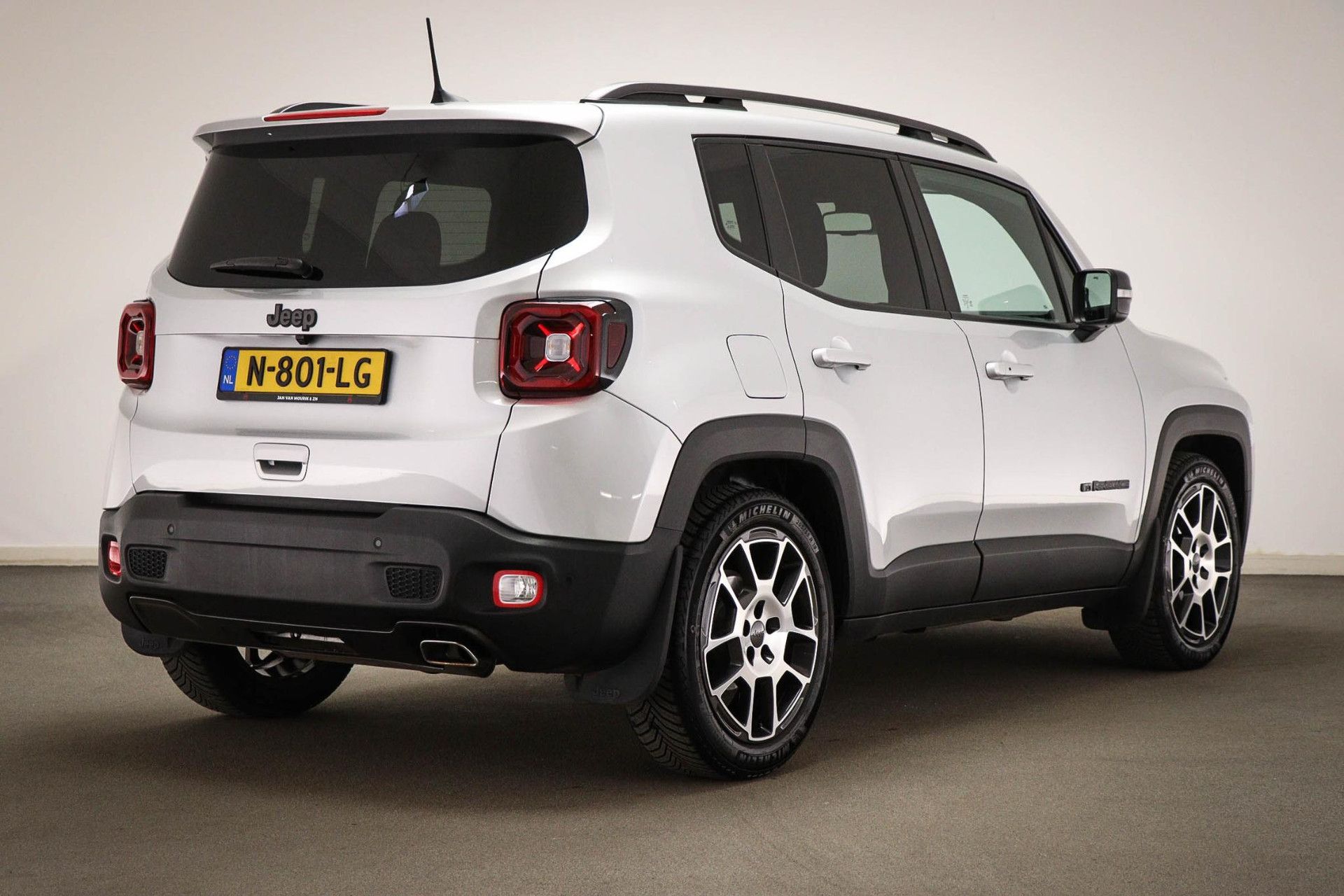 Jeep Renegade met kenteken N-801-LG – achteraanzicht