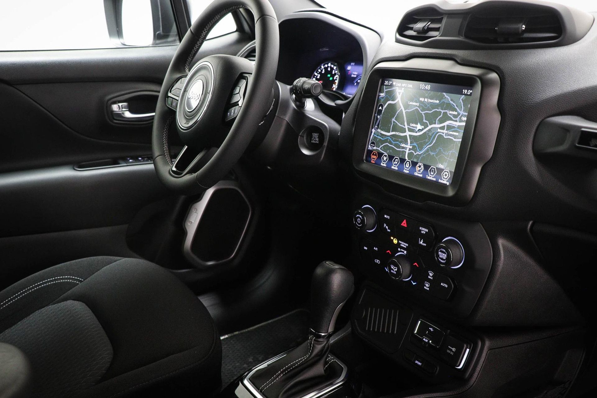 Jeep Renegade met kenteken N-801-LG – interieur