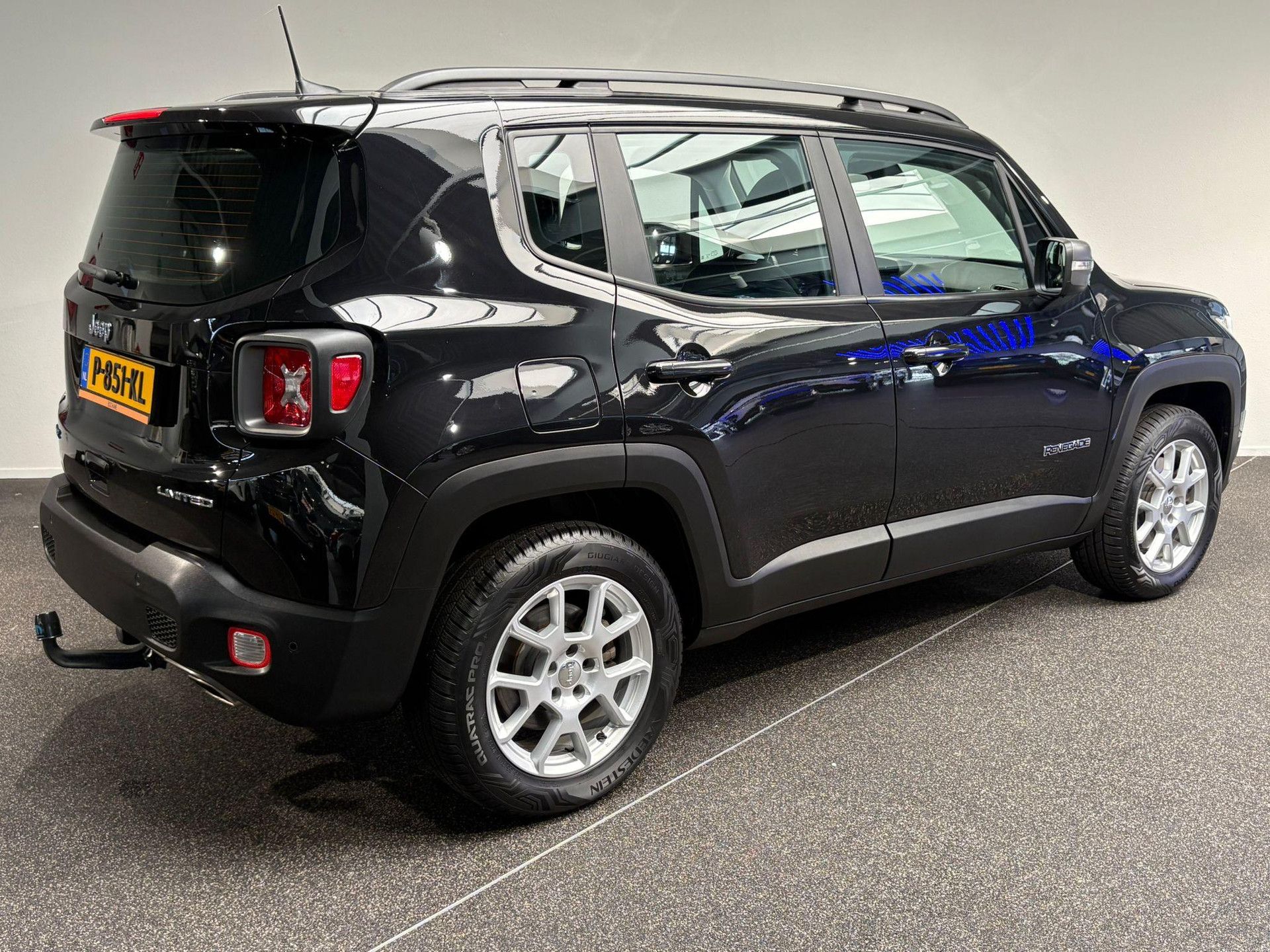 Jeep Renegade met kenteken P-851-KL – achteraanzicht