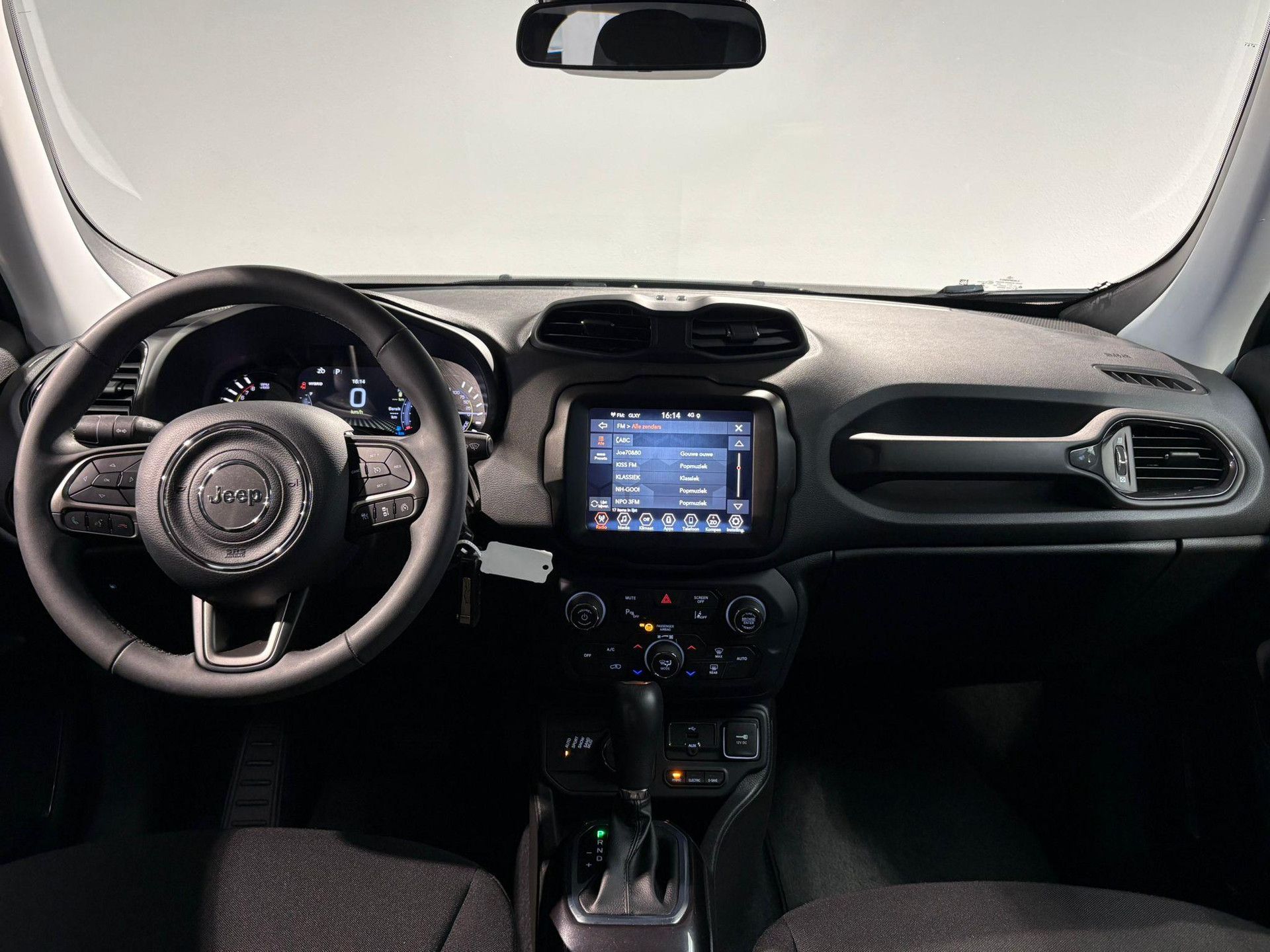 Jeep Renegade met kenteken P-851-KL – interieur