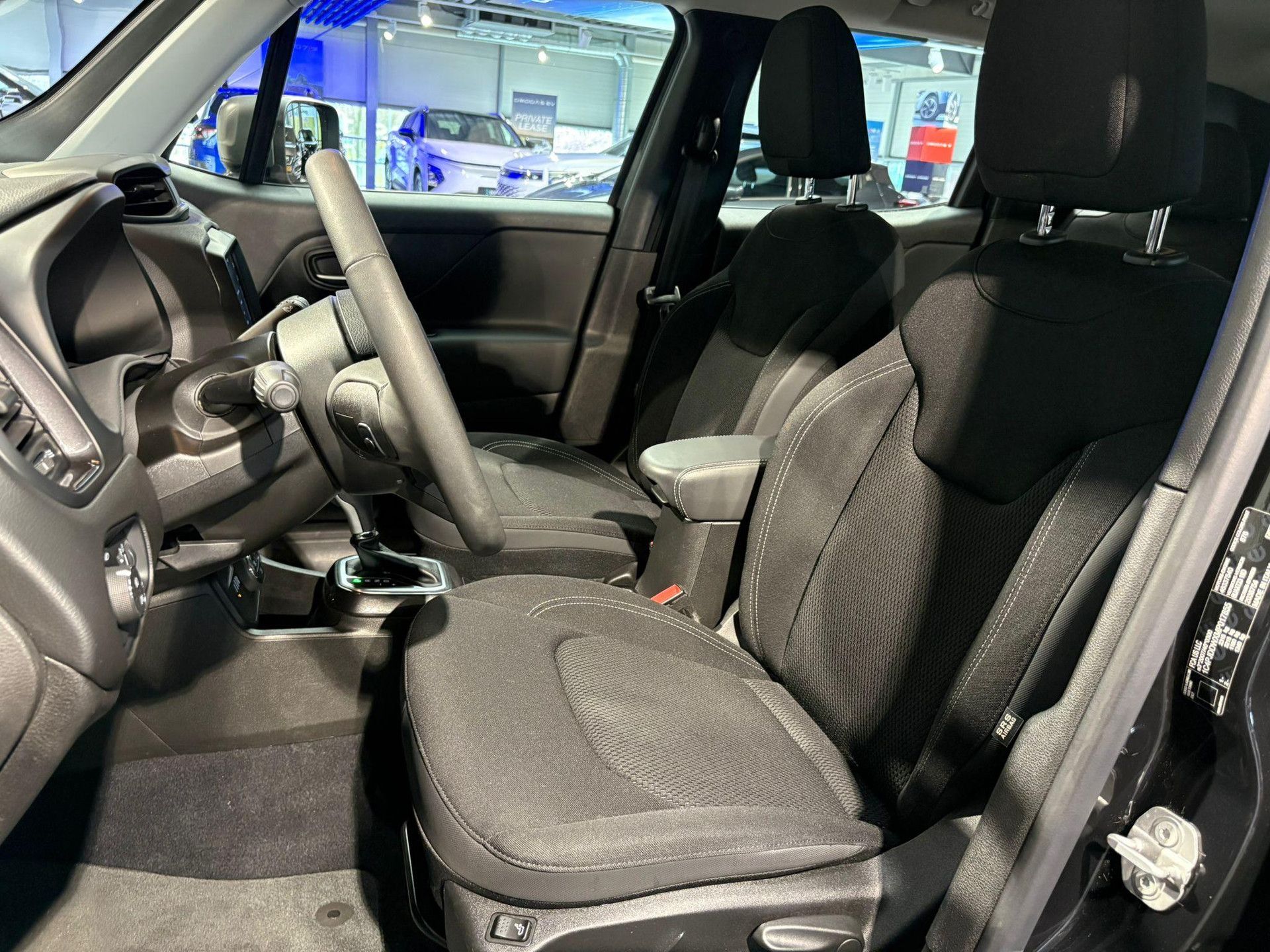 Jeep Renegade met kenteken P-851-KL – detailfoto
